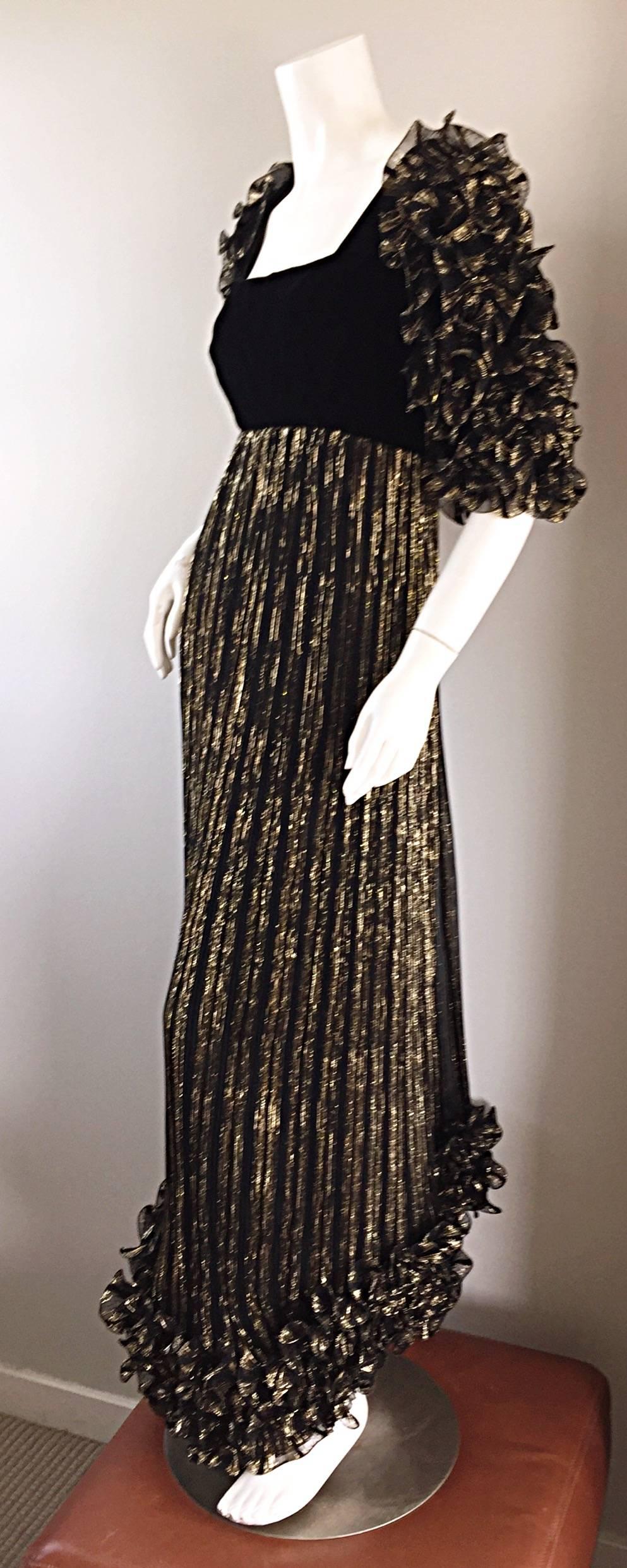 Noir Robe de soirée vintage Alfred Bosand en soie plissée noire et dorée avec manches bouffantes  en vente