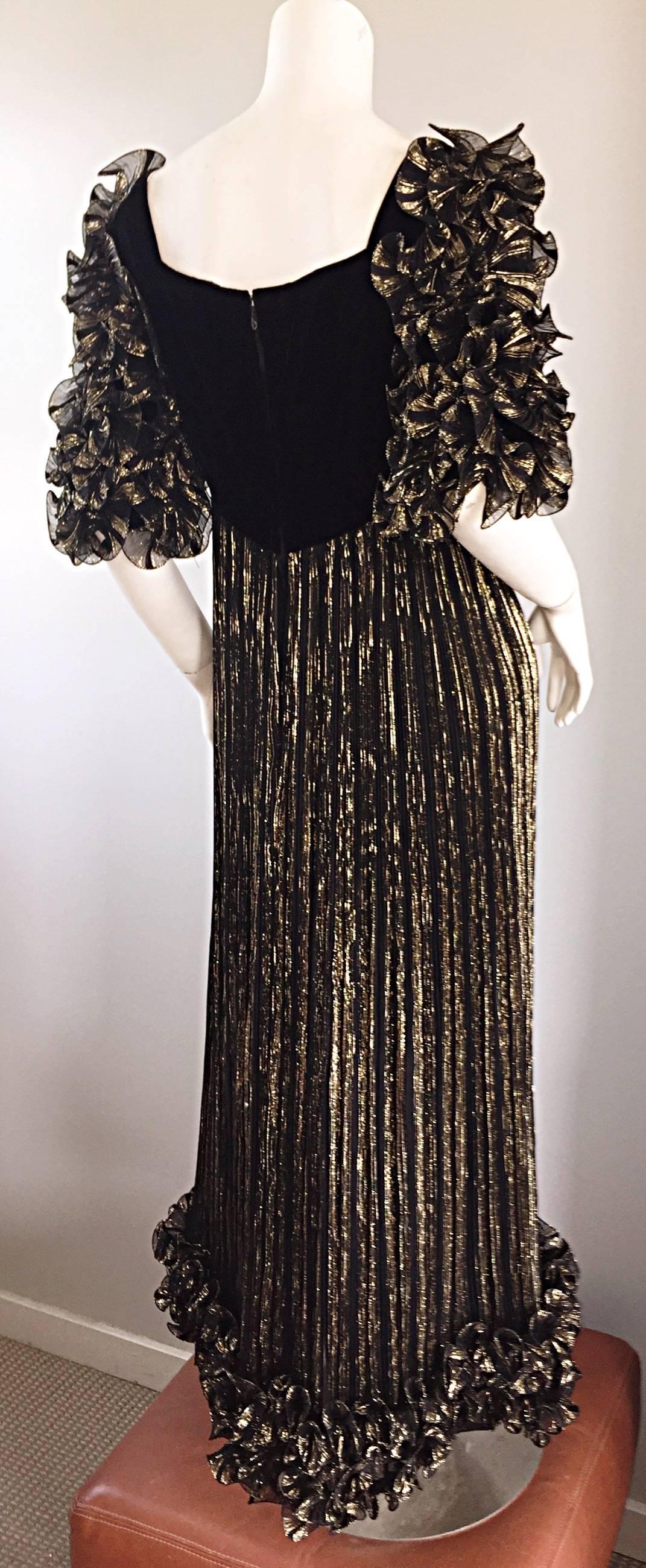 Robe de soirée vintage Alfred Bosand en soie plissée noire et dorée avec manches bouffantes  Excellent état - En vente à San Diego, CA