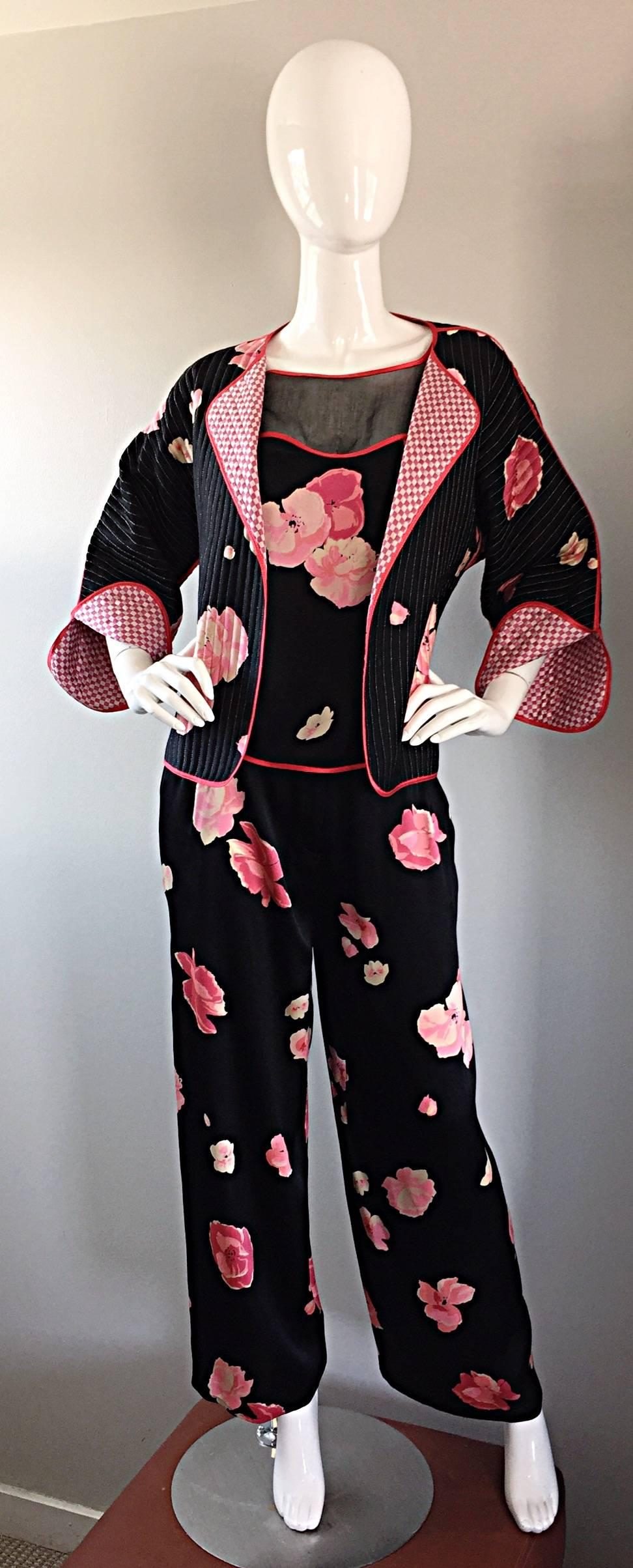 Wichtige und seltene Vintage GEOFFREY BEENE Seide dreiteilige Seide Pyjama-Stil Set! Mühelos schicke und schmeichelhafte Passform, mit einem beeindruckenden Druck. Rosa, roter und weißer Blumendruck, mit rotem Seidenbesatz an der Bluse.