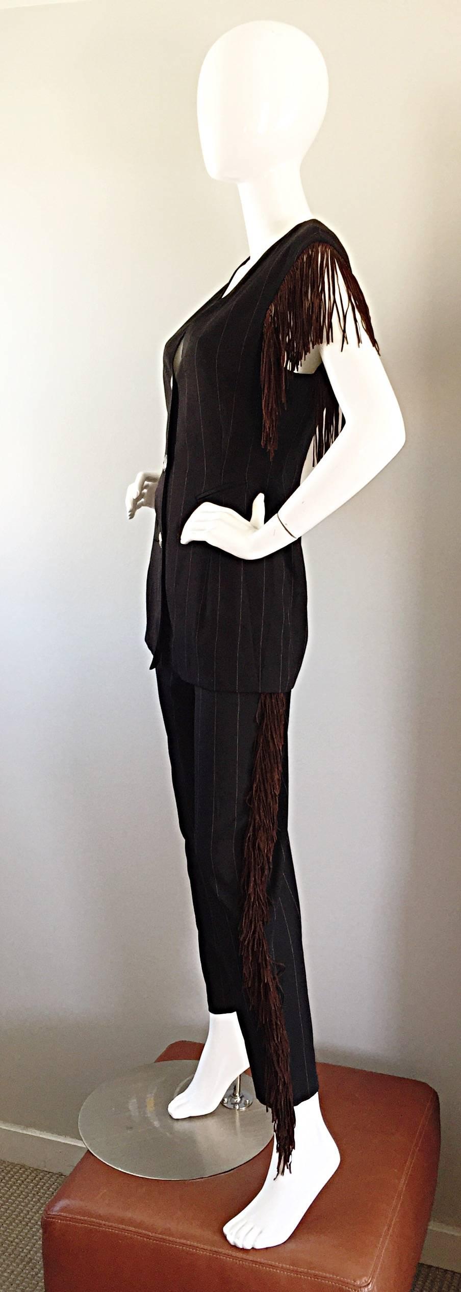 Seltener Rifat Ozbek Vintage Schwarz + Weiß Nadelstreifen Leder Fransen Weste Hose Anzug im Zustand „Hervorragend“ im Angebot in San Diego, CA