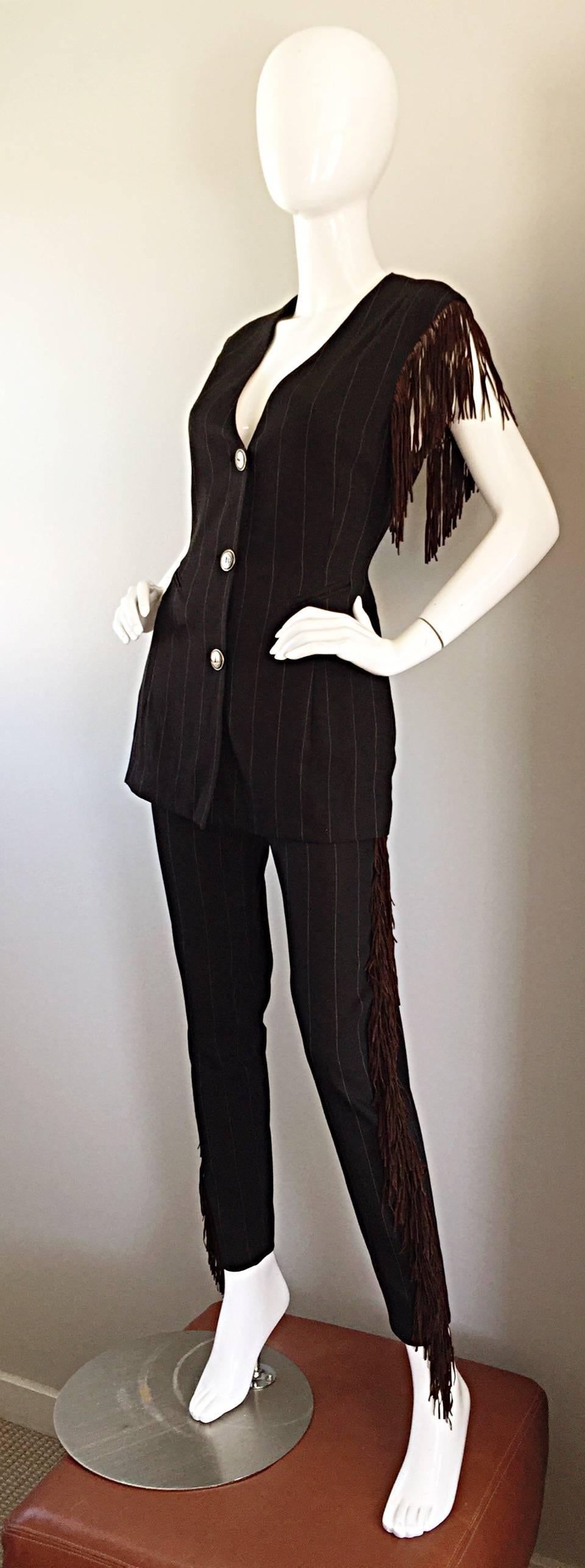 Seltener Rifat Ozbek Vintage Schwarz + Weiß Nadelstreifen Leder Fransen Weste Hose Anzug im Angebot 1