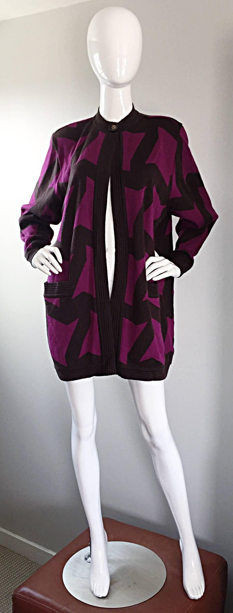 Awesome vintage 1980 / 80s BENARD HOLTZMAH, pour HARVE BENARD rose fuchsia + marron 'Swiggle' impression cardigan veste pull ! Style avant-gardiste, avec des manches dolman et un bouton en haut du col. Poches de chaque côté de la taille. Une laine