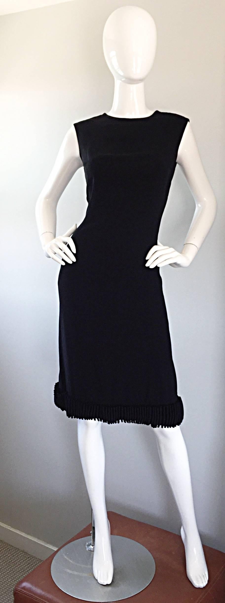 Das perfekte kleine Schwarze aus den 60ern von SHANNON RODGERS! Wahnsinnig gut gemacht, mit so viel Liebe zum Detail! Die perfekte Shift-Form schmiegt sich an den richtigen Stellen an den Körper. Der Rüschensaum ist ein typisches Rogers-Merkmal -
