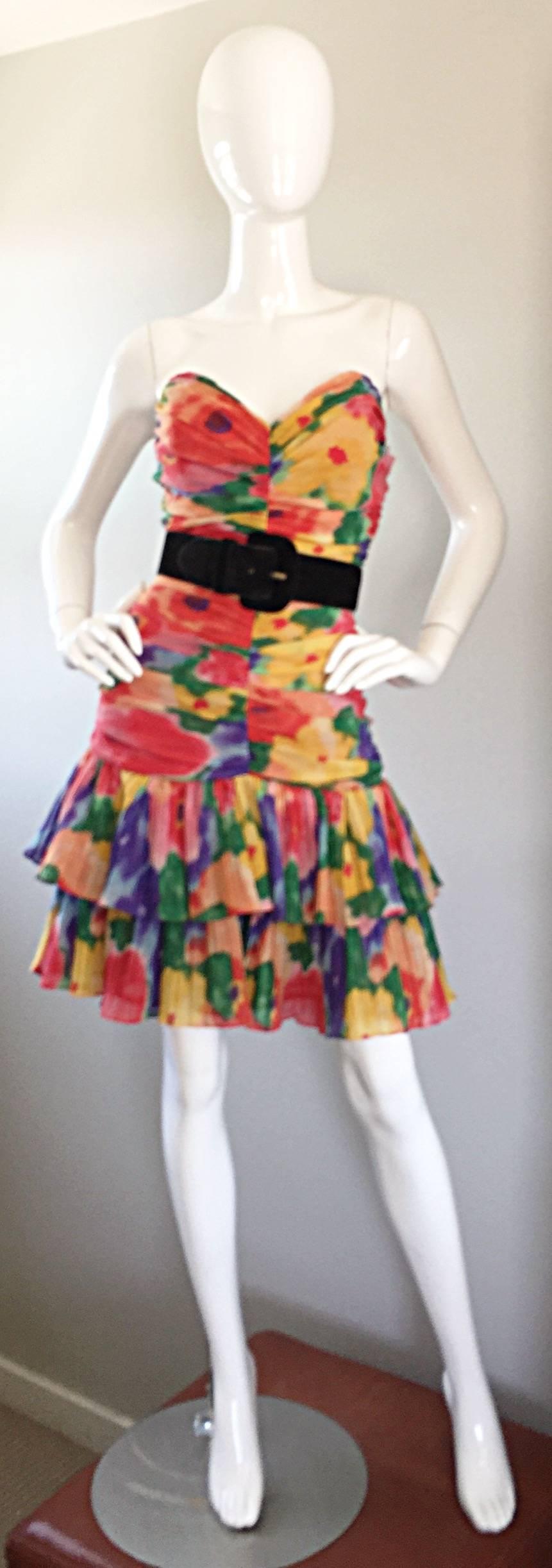 Marron Robe à volants froncée sans bretelles à imprimé floral aquarelle de créateur vintage des années 1980 en vente