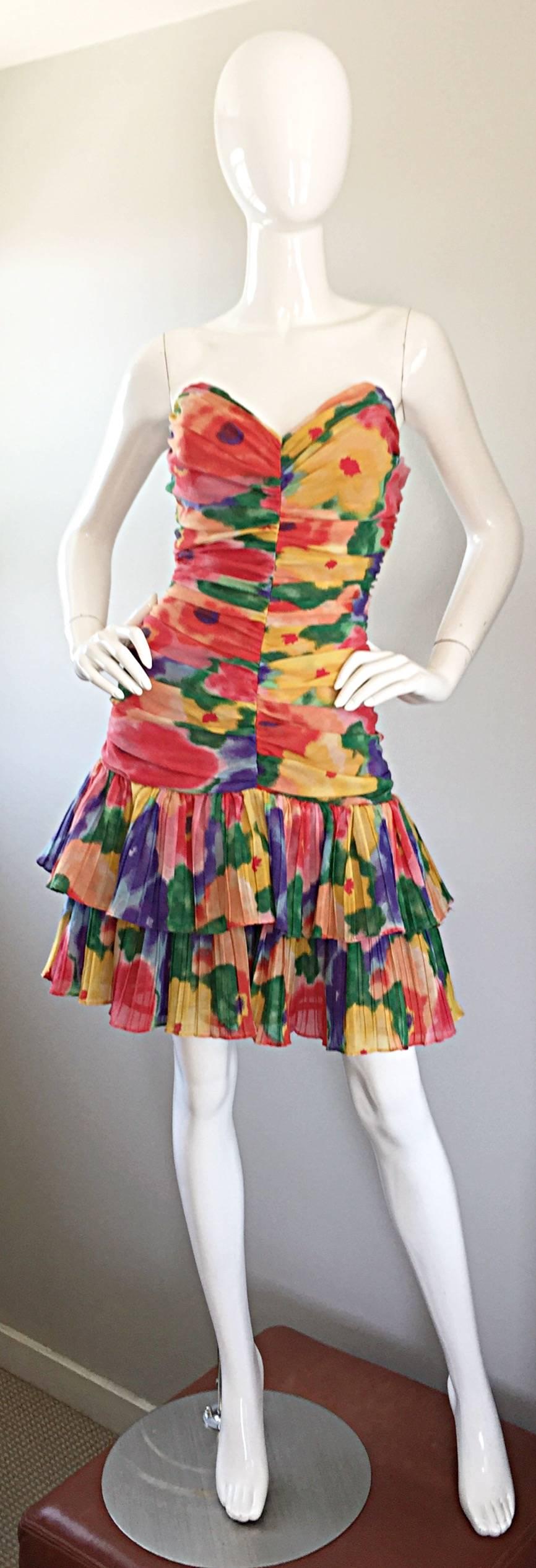 Superbe robe bustier des années 80 en coton imprimé floral aquarelle ! Cette robe est si flatteuse, c'est fou ! Les fronces sur le corsage sont très amincissantes ! Belle impression, avec des couleurs vives de rouge, jaune, vert, bleu, pêche et