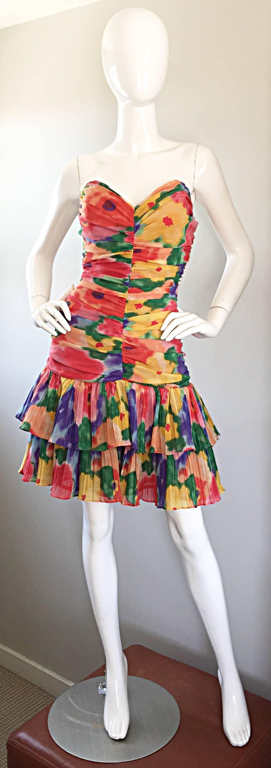 Robe à volants froncée sans bretelles à imprimé floral aquarelle de créateur vintage des années 1980 en vente 5