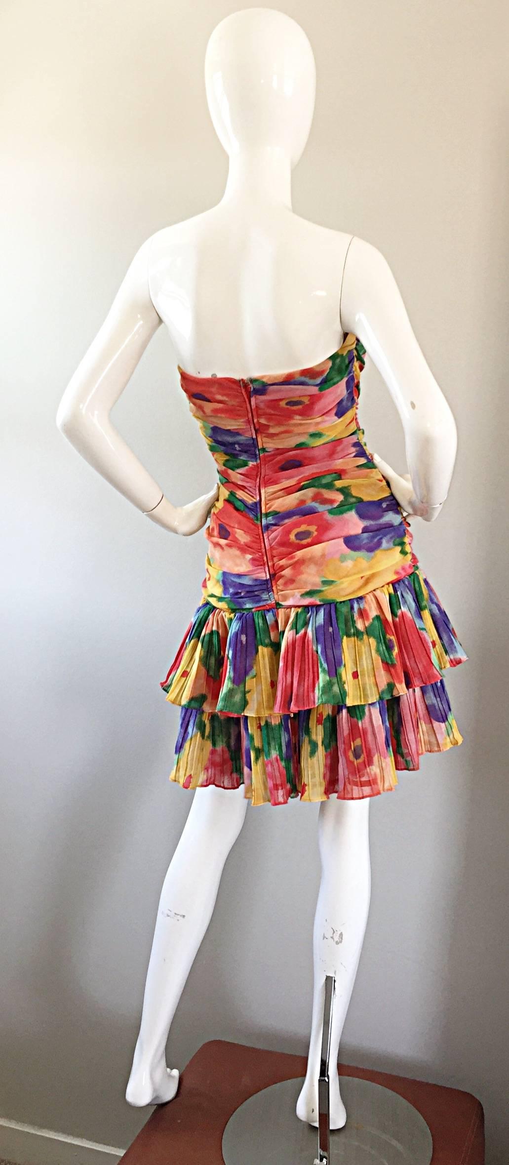 Robe à volants froncée sans bretelles à imprimé floral aquarelle de créateur vintage des années 1980 Pour femmes en vente