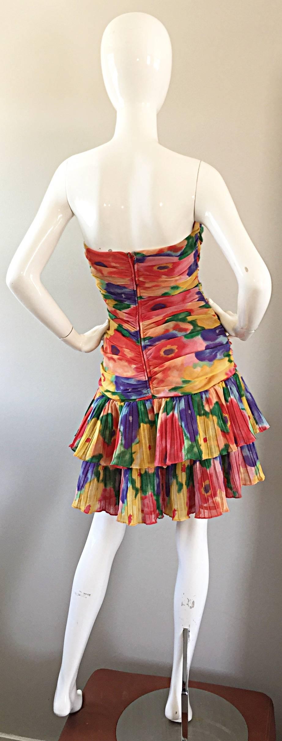 Robe à volants froncée sans bretelles à imprimé floral aquarelle de créateur vintage des années 1980 en vente 4