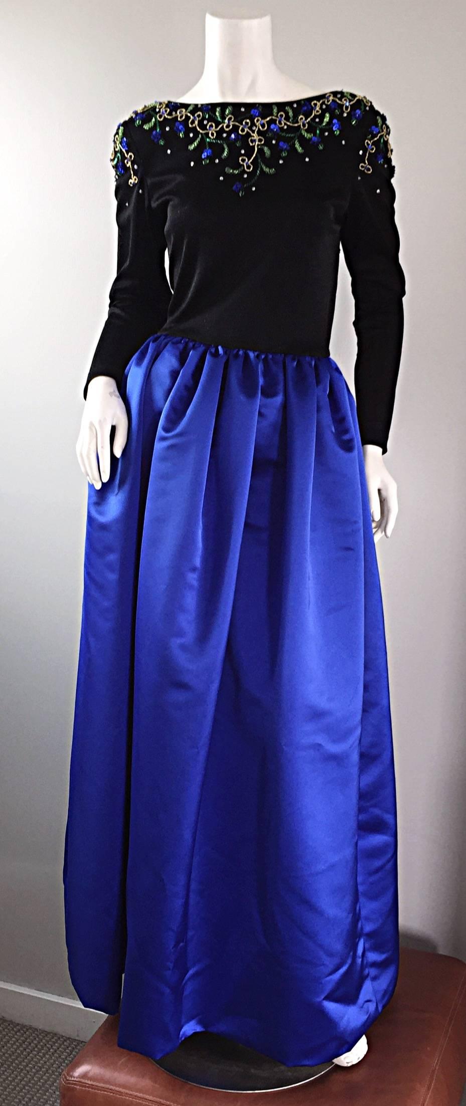 Violet Magnifique robe de soirée vintage Victoria Royal en soie perlée bleu saphir et noir en vente