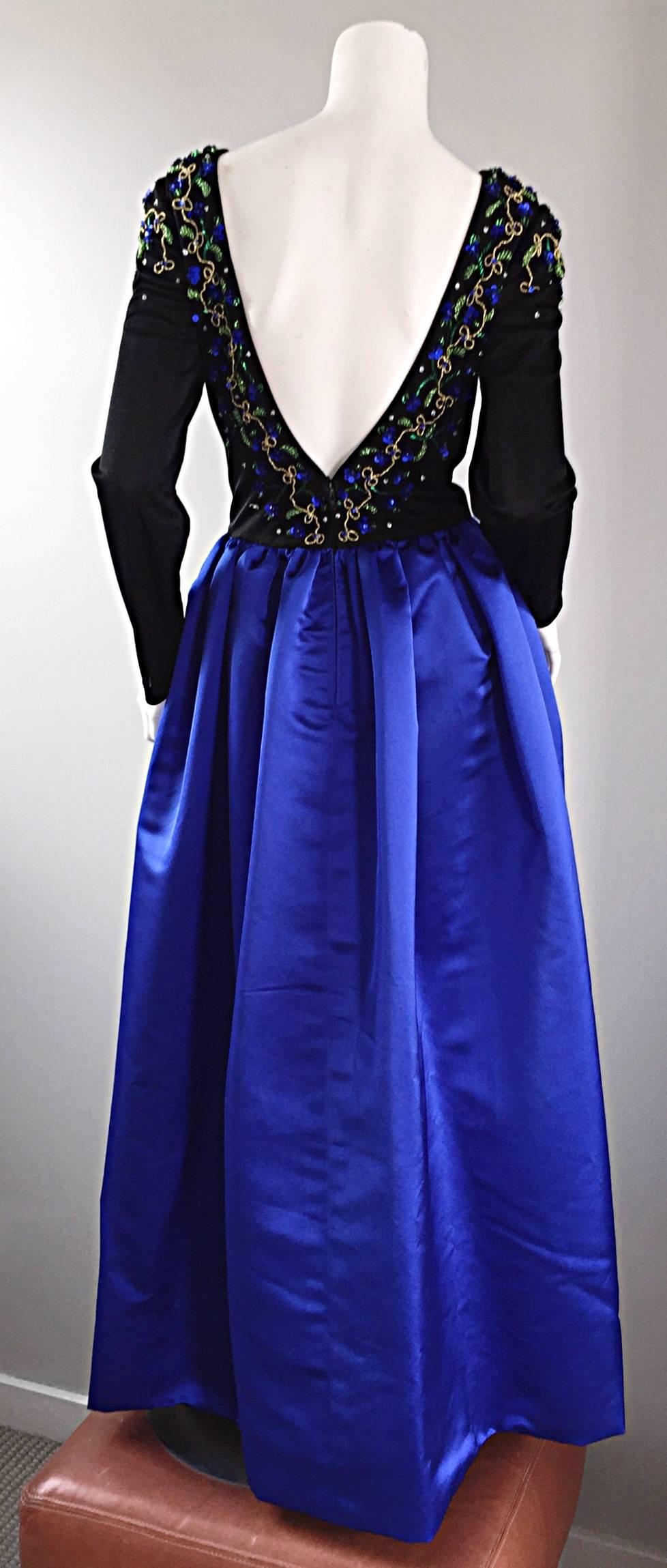 Superbe robe de soirée vintage VICTORIA ROYAL ! Comporte un corsage noir métallisé, orné de centaines de paillettes et de strass cousus à la main. Manches longues élégantes. Le dos ouvert est très flatteur ! Jupe complète en taffetas de soie bleu