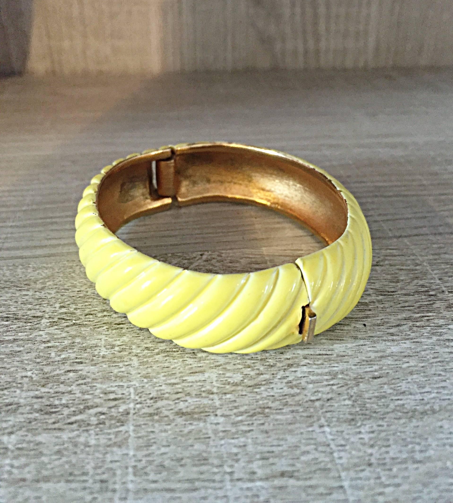 Adorable bracelet vintage des années 1960 TRIFARI jaune canari et or gravé ! Présente des gravures obliques tout au long de l'ouvrage. Fermeture à charnière. L'intérieur est d'un bel or. Peut facilement être habillé ou non. Il est superbe seul ou