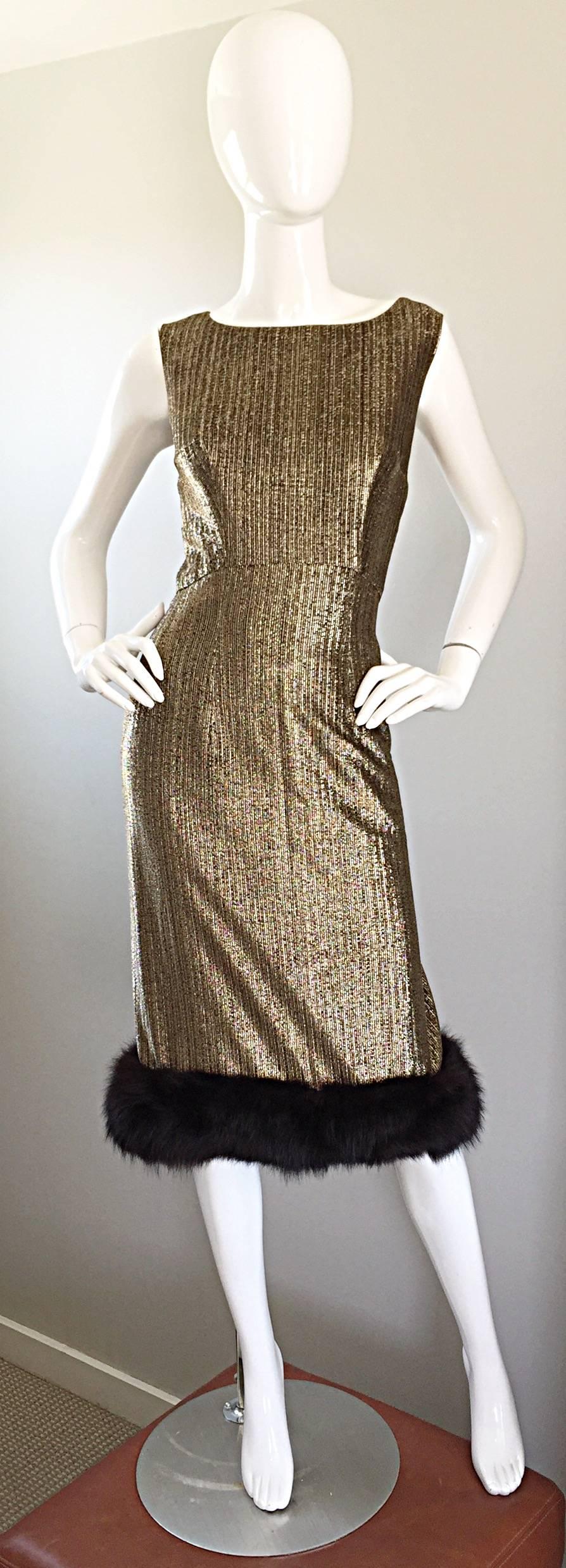 Superbe robe de cocktail JAY HERBERT des années 60 en soie lurex dorée, avec garniture en fourrure de vison marron ! La forme flatteuse épouse le corps à tous les bons endroits et accentue vraiment les courbes du corps ! Entièrement doublé, il est