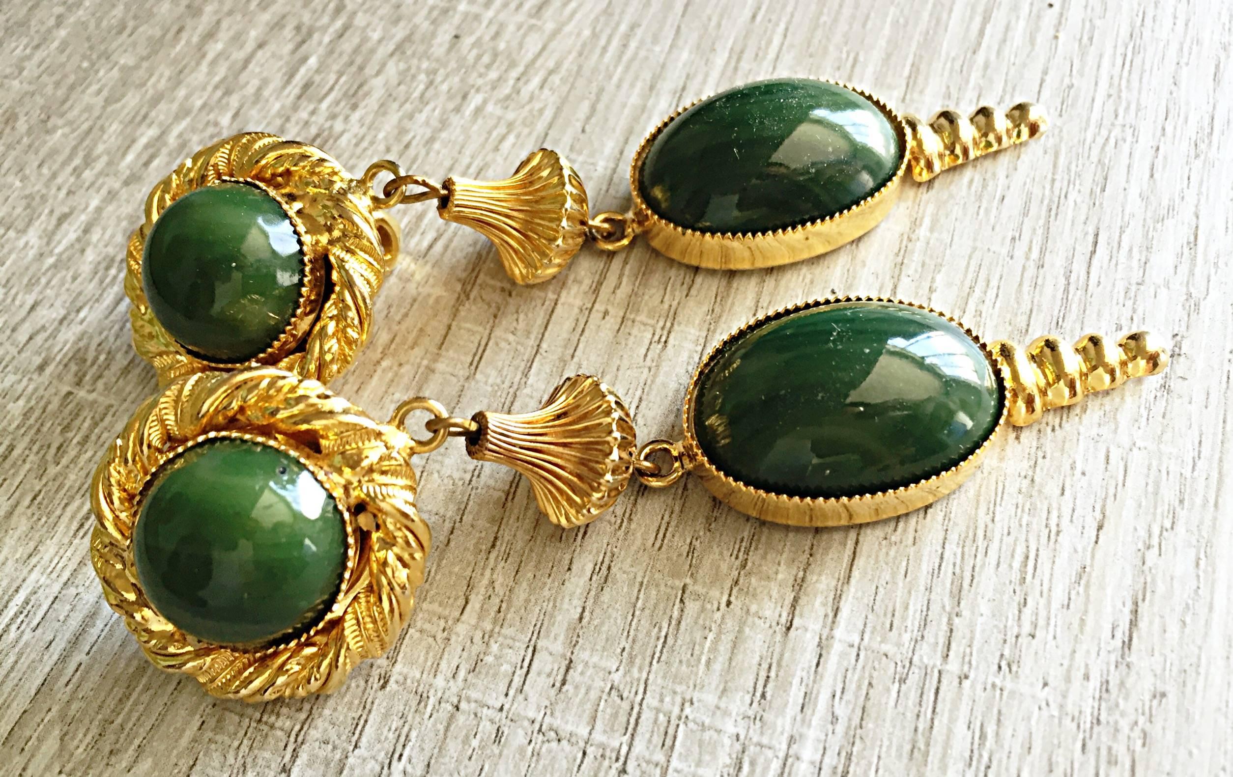 1970s William de Lillo Emerald Green + Gold Vintage Clip On Earrings Signed In Excellent Condition In San Diego, CA