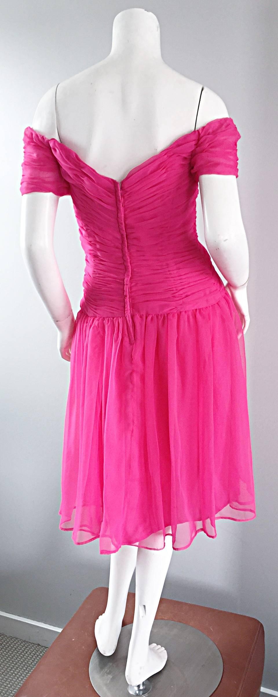 Victor Costa pour Bergdorf Goodman - Robe vintage à épaules dénudées en mousseline rose vif Pour femmes en vente