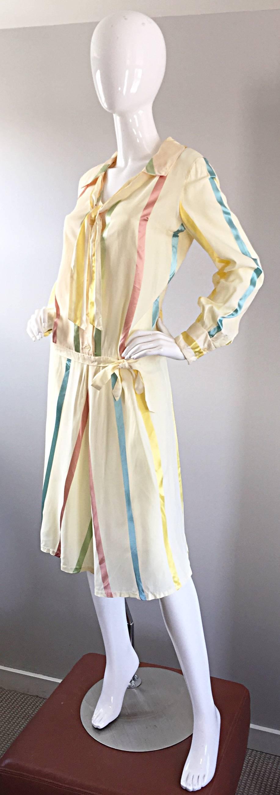 Robe de jour vintage chic en soie ivoire à rayures bonbons et taille tombante, années 1920 Excellent état - En vente à San Diego, CA