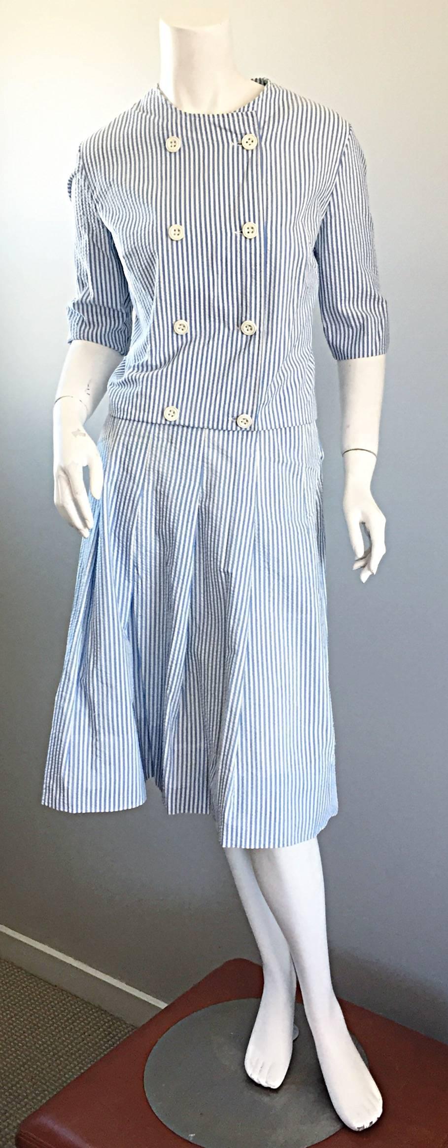 Schicker Vintage 1960er FLORENCE WALSH blau-weißer Seersucker-Anzug aus strukturierter Baumwolle mit doppeltem Brustbereich! Eine modische, doppelreihige Blazerjacke mit 3/4-Ärmeln im Jackie-O-Stil. Weiße Knöpfe am Mieder. Schmeichelhafter Rock in