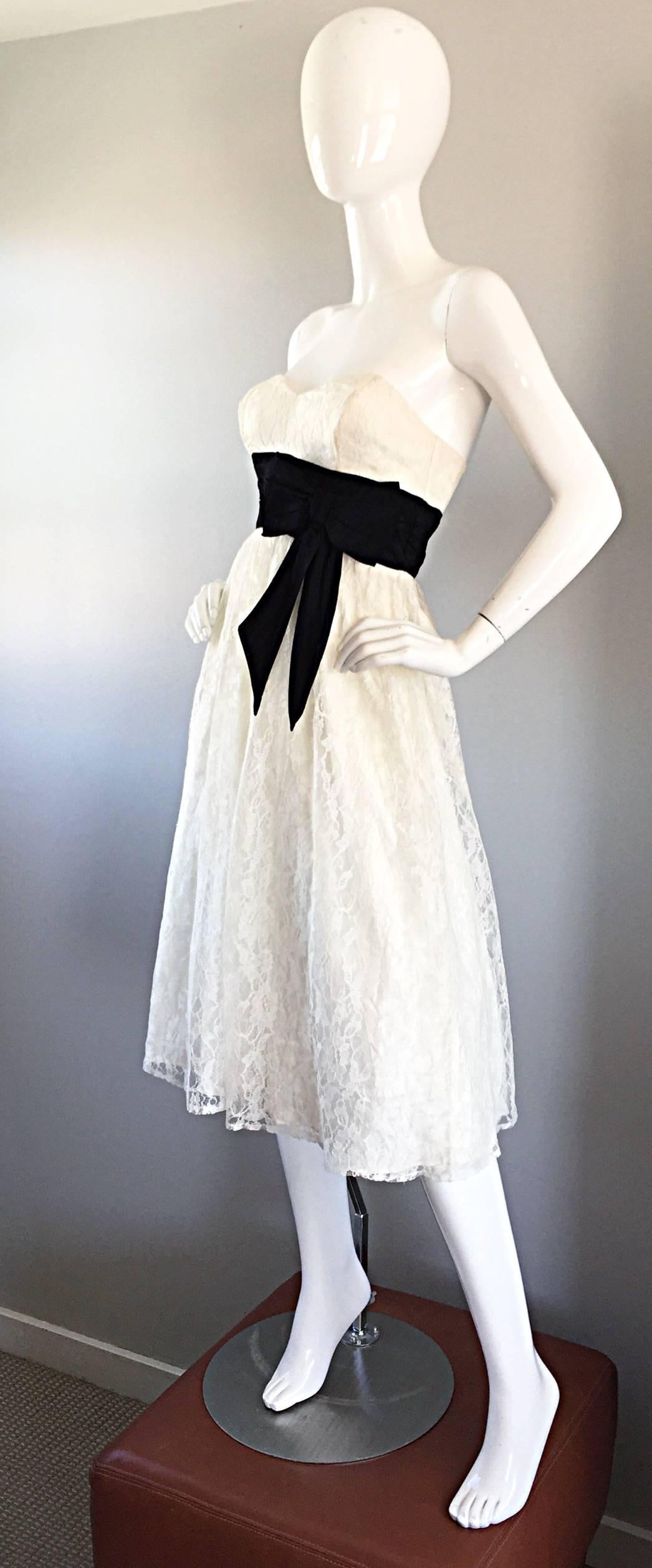 Chic 1990s does 1950s White and Black Lace Strapless Vintage 90s Dress Small In Excellent Condition For Sale In San Diego, CA