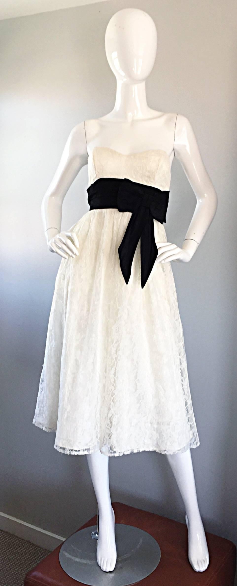 Chic 1990s does 1950s White and Black Lace Strapless Vintage 90s Dress Small For Sale 3