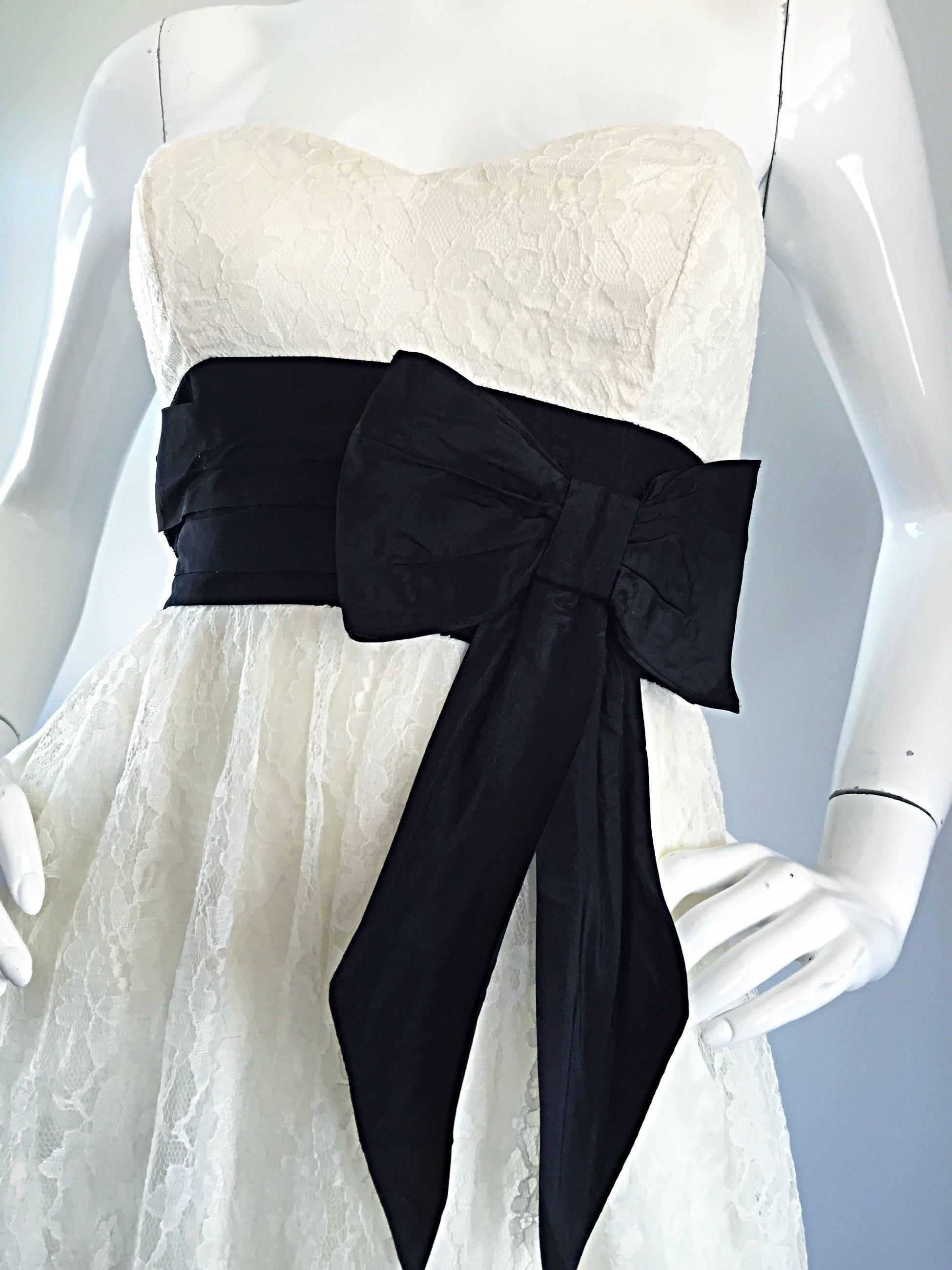 Gray Chic 1990s does 1950s White and Black Lace Strapless Vintage 90s Dress Small For Sale