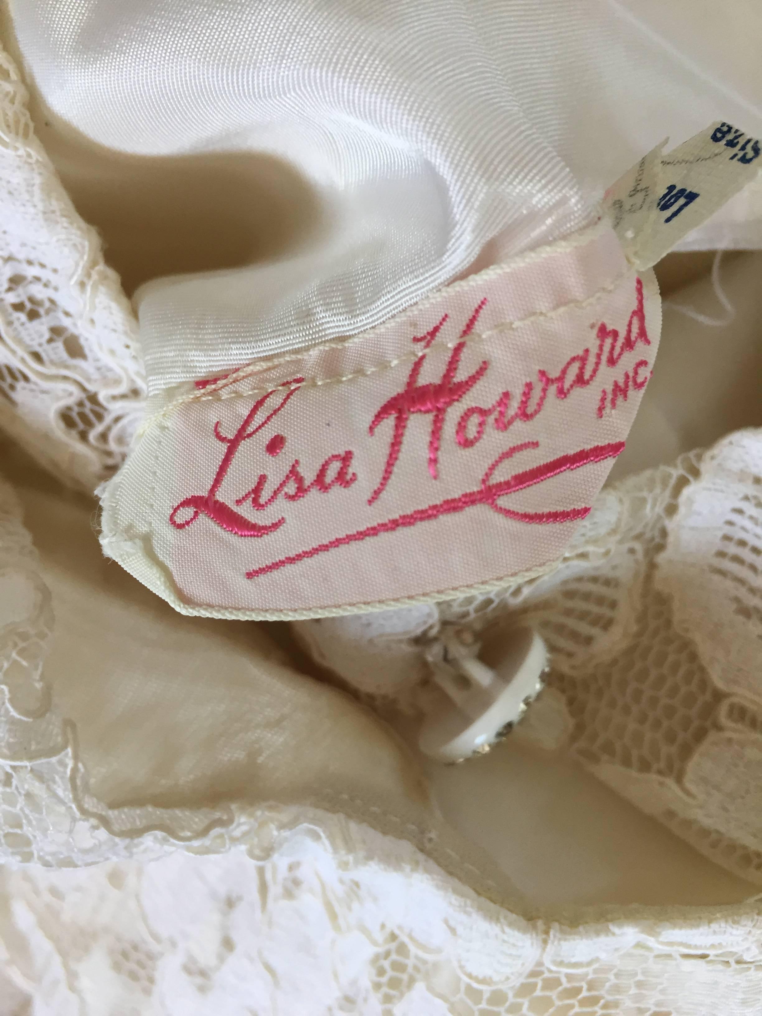 Lisa Lisa Howard Vintage Gestuftes Etuikleid aus weißer Spitze 1960er 60er Jahre mit Strassknöpfen im Angebot 5