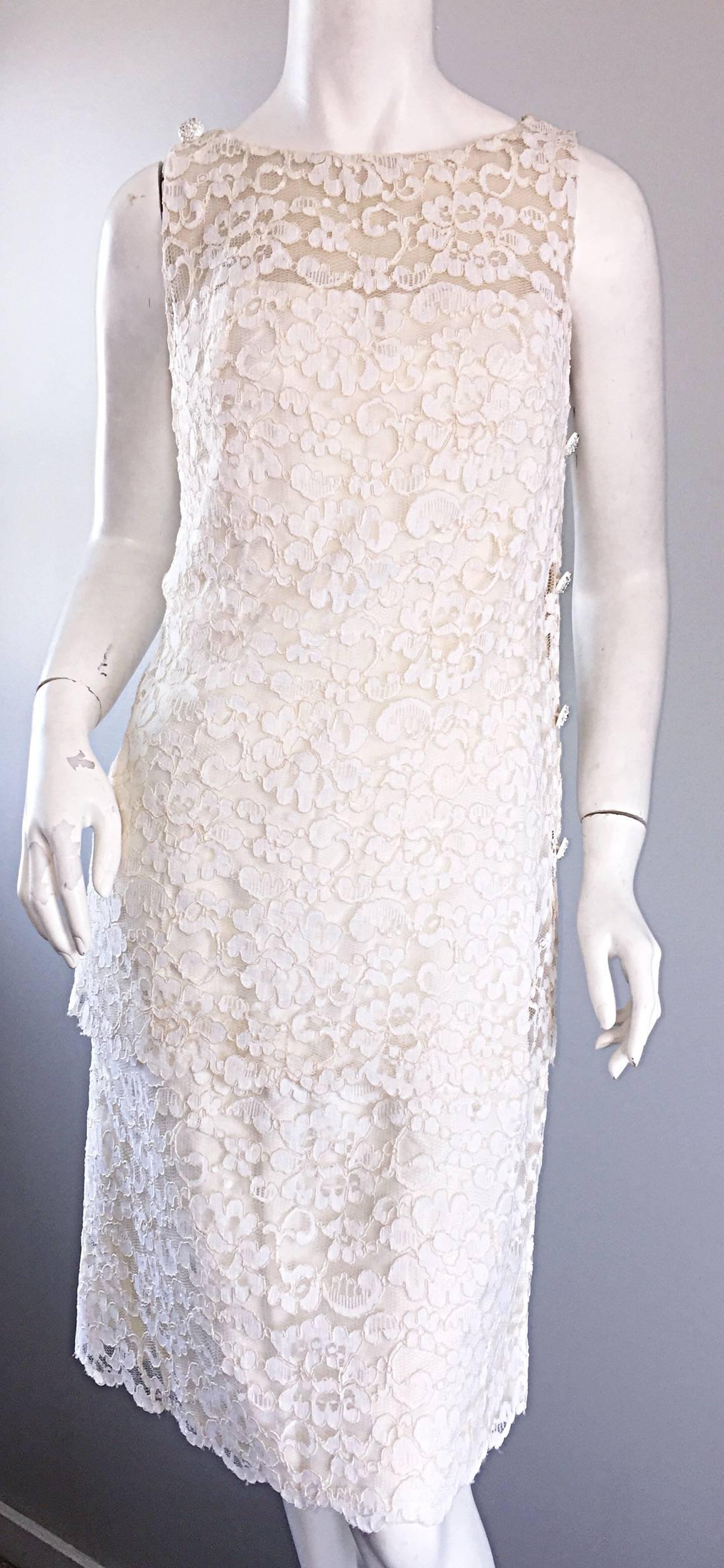 Lisa Howard Vintage White Lace 1960s 60s Rhinestone Buttons Tiered Shift Dress In Excellent Condition For Sale In San Diego, CA