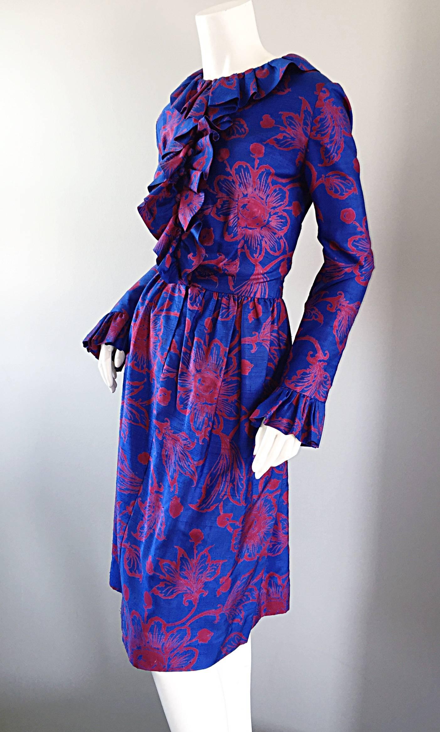 1960er Yen of Malaya Blau & Rot Seide Vintage Rüschen 60er Jahre Thai Kleid mit Blumenmuster aus Malaya (Violett) im Angebot