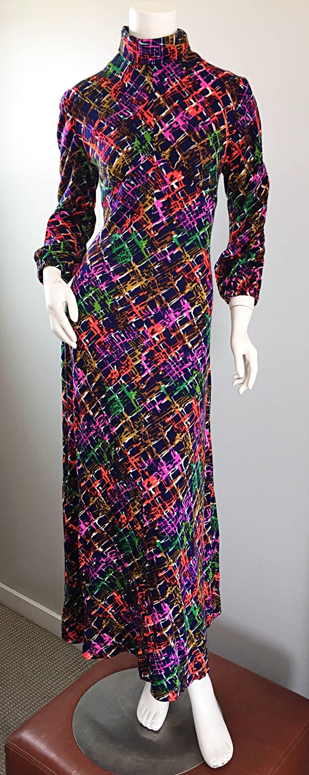 Amazing vintage 1970s rainbow long sleeve cotton maxi dress! Features an all over asymmetrical print that resembles 'barbed wires.' Wonderful fitted bodice, with a full skirt. Features a flattering mock neck, with flattering stitched detail at
