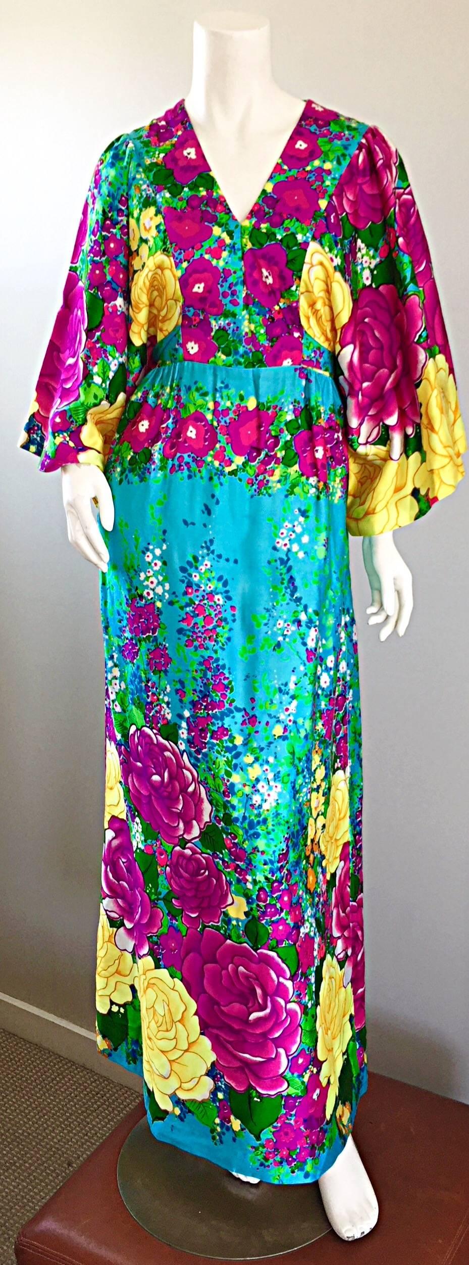 Erstaunlich Vintage 1970s HILO HATTIE von EVELYN MARGOLIS Kimono-Stil Maxi Kleid / Hawaii Kaftan! Unglaublich leuchtende Farben, mit einem schicken Blumendruck in blau, türkis, pink, fuchsia, lila, grün, limone, gelb, etc. Der beigefügte Gürtel wird