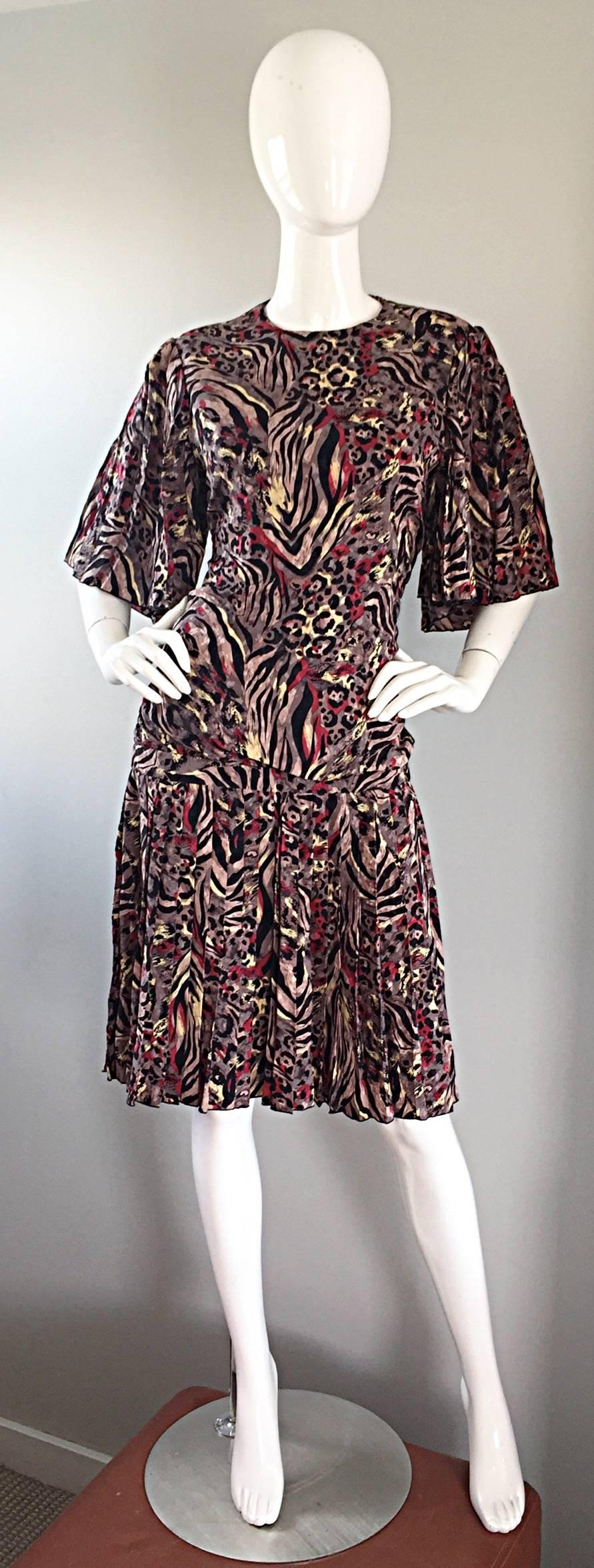 Chic Vintage RICHILENE Tierdruck Seide Drop Taille 80s tut 20s Flapper-Stil Kleid! Mit abstrakten asymmetrischen Drucken in Zebra, Gepard und Leopard. Erstaunlich plissierte Flatter-Engels-Ärmel sehen phänomenal aus und sorgen für Bewegung. Tiefe