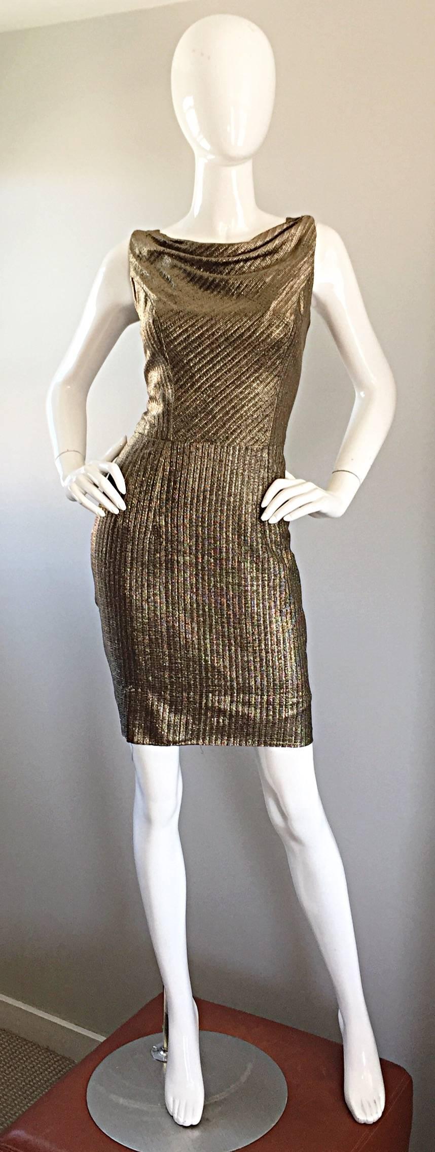 Schön und schmeichelhaft späten 1950er Jahren Vintage Seide metallischen wiggle Kleid! Bei der Konstruktion dieses Schmuckstücks wurde unglaublich viel Wert auf Details gelegt. Wunderschöne goldene Bronzefarbe. Es handelt sich eindeutig um einen