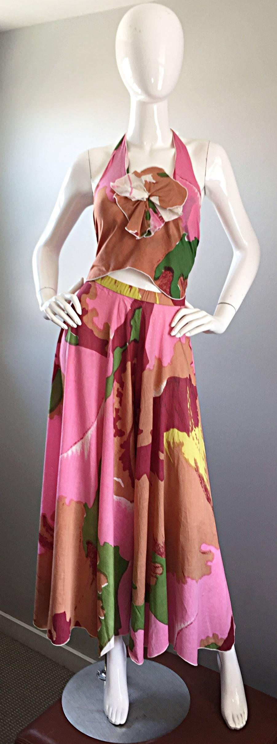Brillante robe vintage des années 70, HOLLY'S HARP, avec un dos nu abstrait coloré et un pantalon palazzo à jambes larges ! Coton super doux avec un magnifique imprimé dans les tons roses, bruns, verts et blancs. Détail chic de fleurs en origami sur