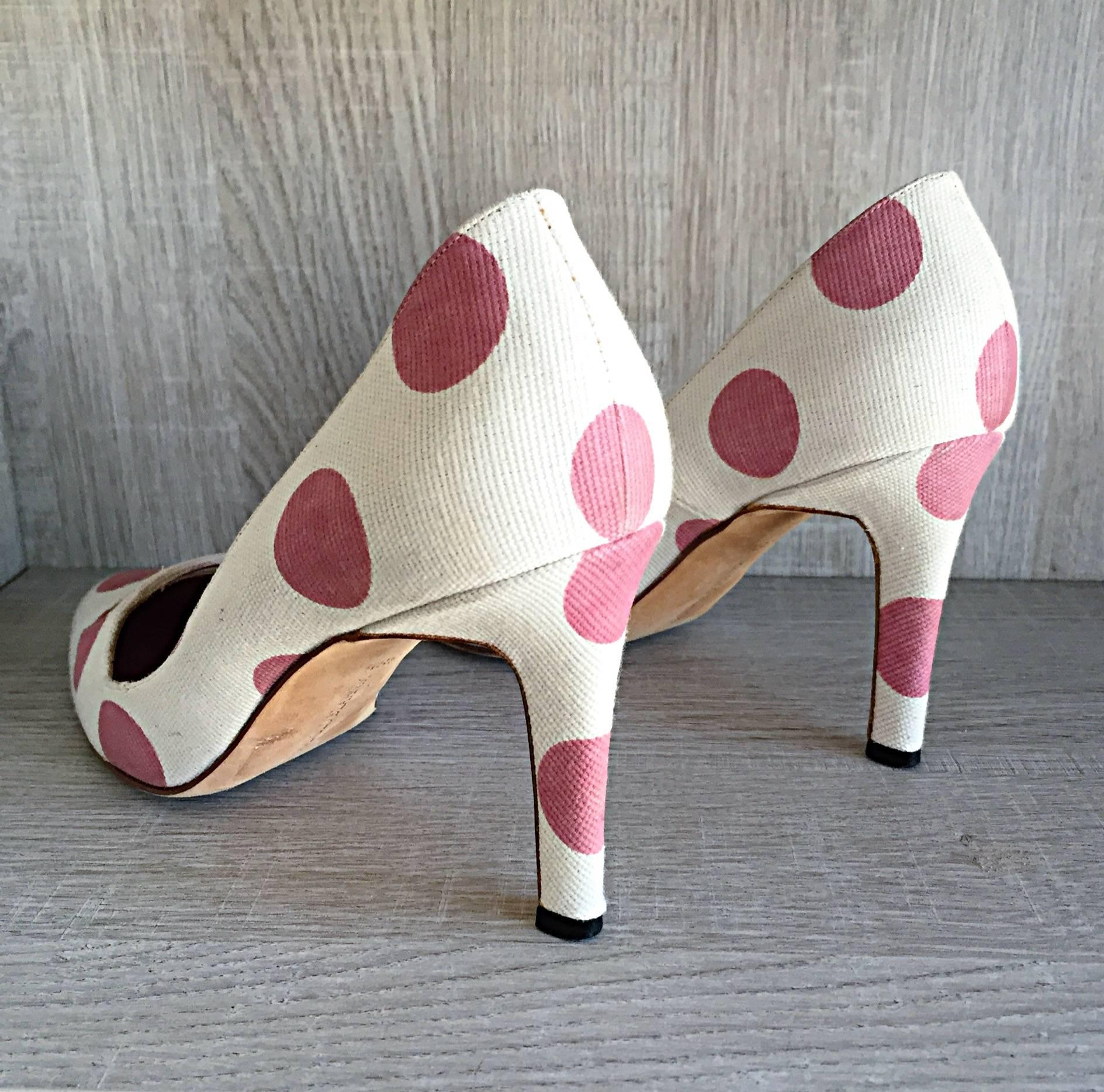 Gris Escarpins Manolo Blahnik à talons avec découpe à pois roses et blancs, taille 38,5/8,5 en vente