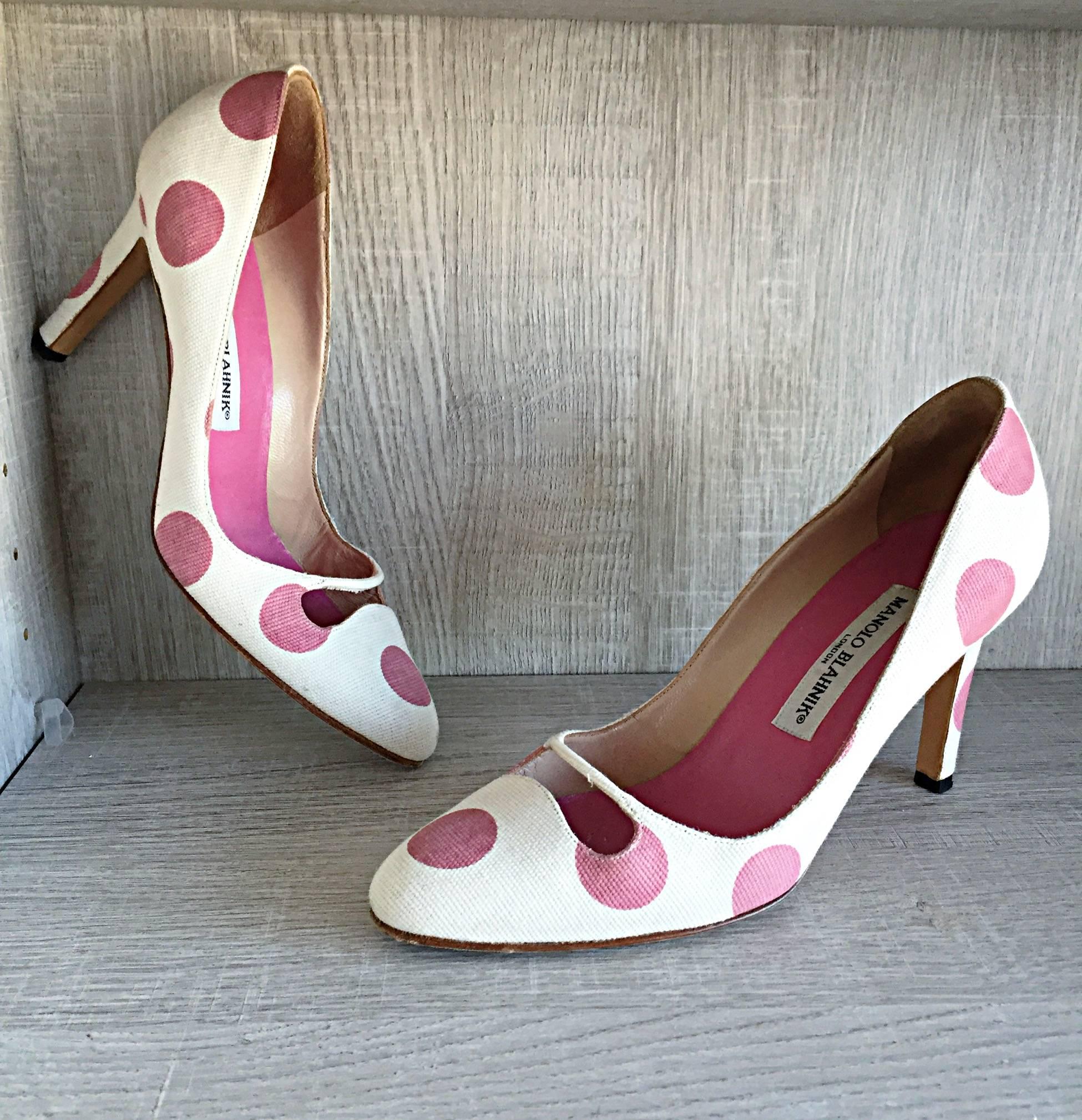 Manolo Blahnik Size 38.5 / 8.5 Pink and White Polka Dot Cut - Out Heels Pumps In Excellent Condition For Sale In San Diego, CA