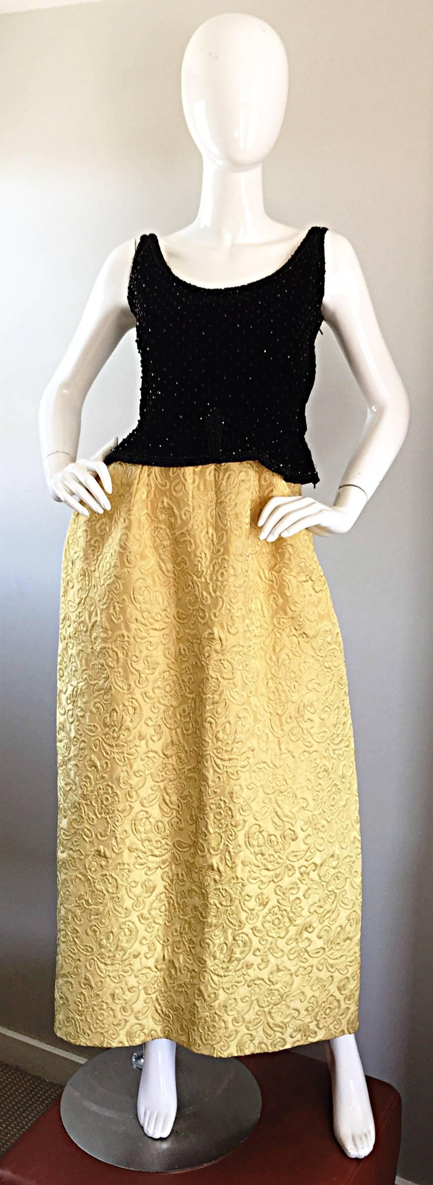 Magnifique robe de soirée BERGDORF GOODMAN ( Circa 1965 ) demi-couture marigold et perles noires ! Elle se compose d'une magnifique jupe en brocart de soie jaune d'or et d'un corsage ajusté en velours de soie noir. Le corsage est orné de perles