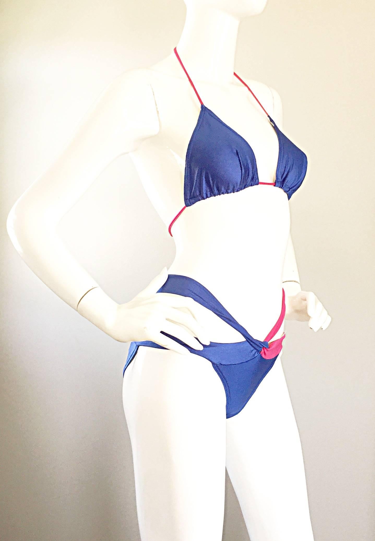 Neu 1990er Jean Louis Scherrer Vintage Fuchsia Rosa & Blau Cut Out Bikini mit Ausschnitt  (Violett) im Angebot