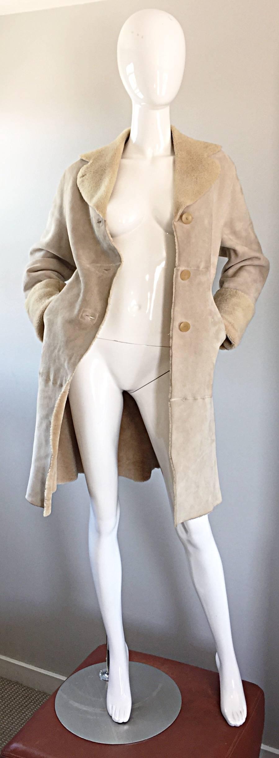 Chic, stylish and comfortable vintage (unworn) early 1990s GIORGIO ARMANI nude / tan / light brown shearling fur suede leather car coat! Three buttons up the front, with two exterior pockets, along with interior pockets. Cuffs can be adjusted to fit