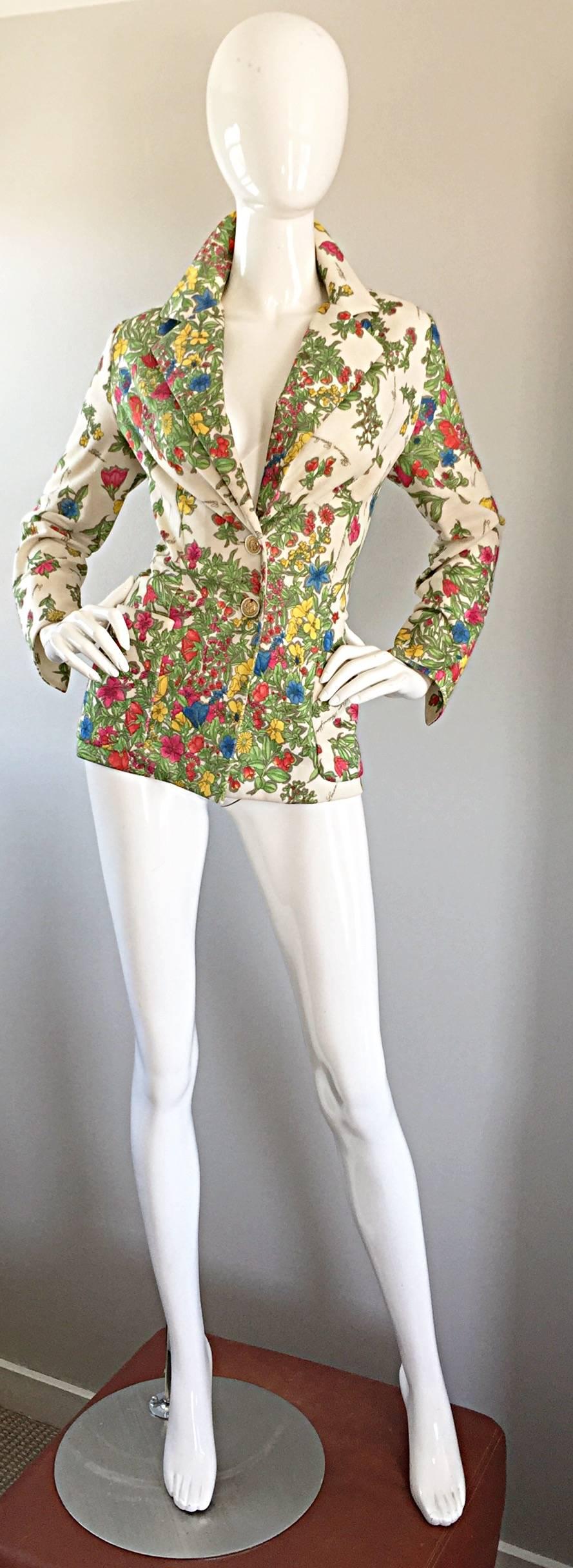 Amazing vintage LESLIE FAY 70s knit fitted tailored blazer jacket! Features an allover botanical print of vegetables and flowers, with the names of the plants printed throughout. Ivory background, with vibrant hues of green, pink, blue, yellow, red