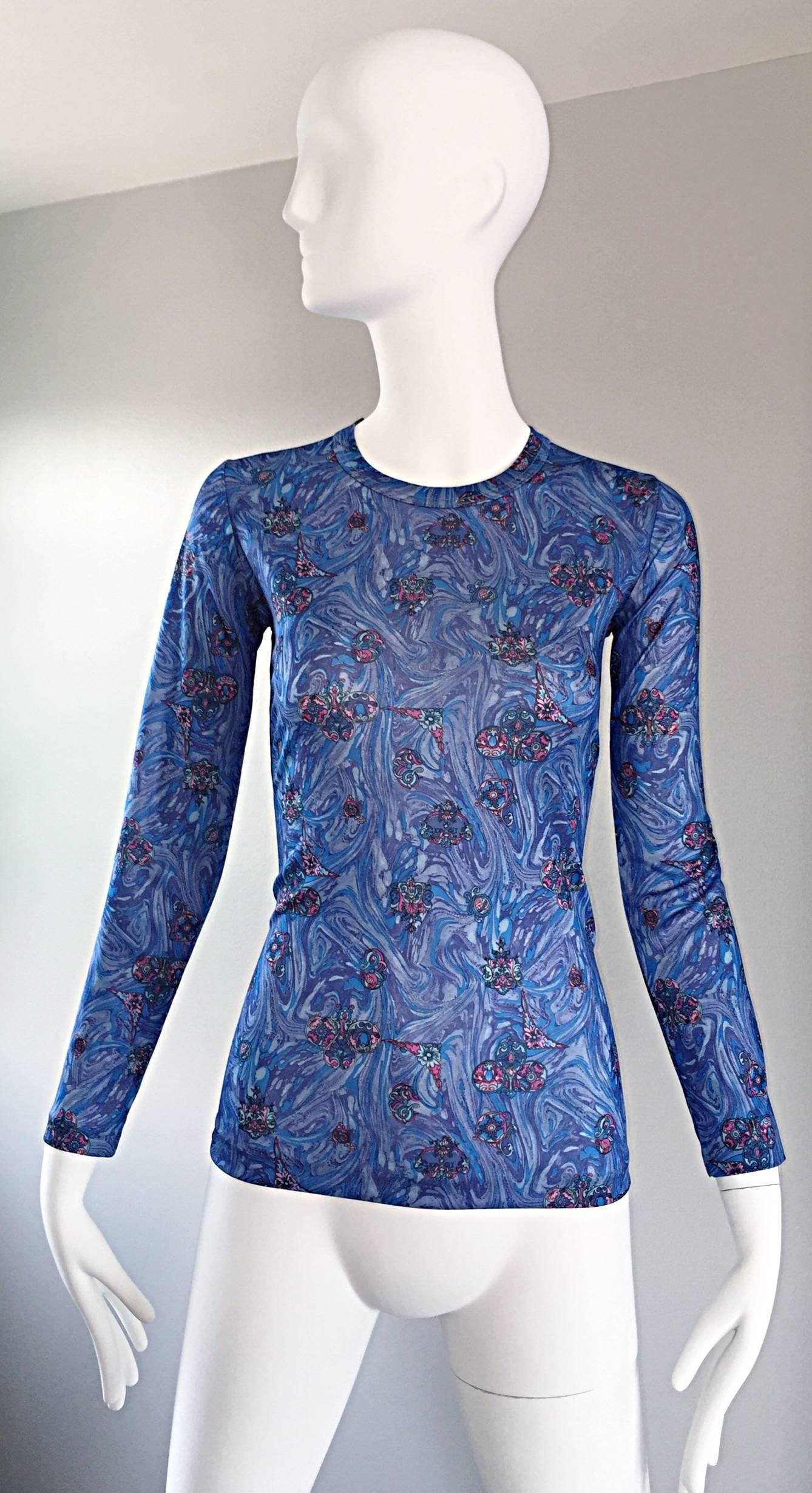 Brillant top vintage GIVENCHY à manches longues des années 70 ! Une belle couleur bleue aux teintes variées imprimée dans une aquarelle tourbillonnante. Fleurs sporadiques et motifs cachemire dans les tons roses, violets et sarcelles. Merveilleuse