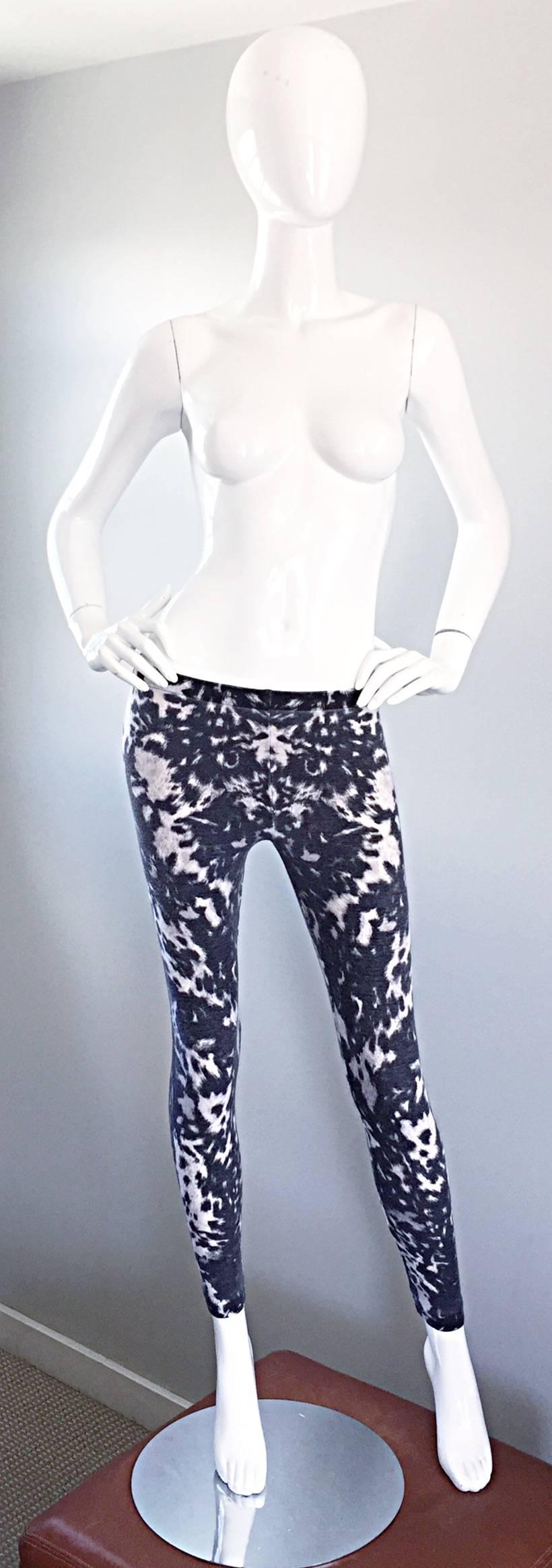 Rare early 2000s ALEXANDER MCQUEEN black and white 'pussycat crotch' wool stretch leggings! Features an allover tie dye leopard print. Amazing fit, with super soft extra virgin wool (85% wool 15% elastane). Can easily be dressed up or down. Perfect