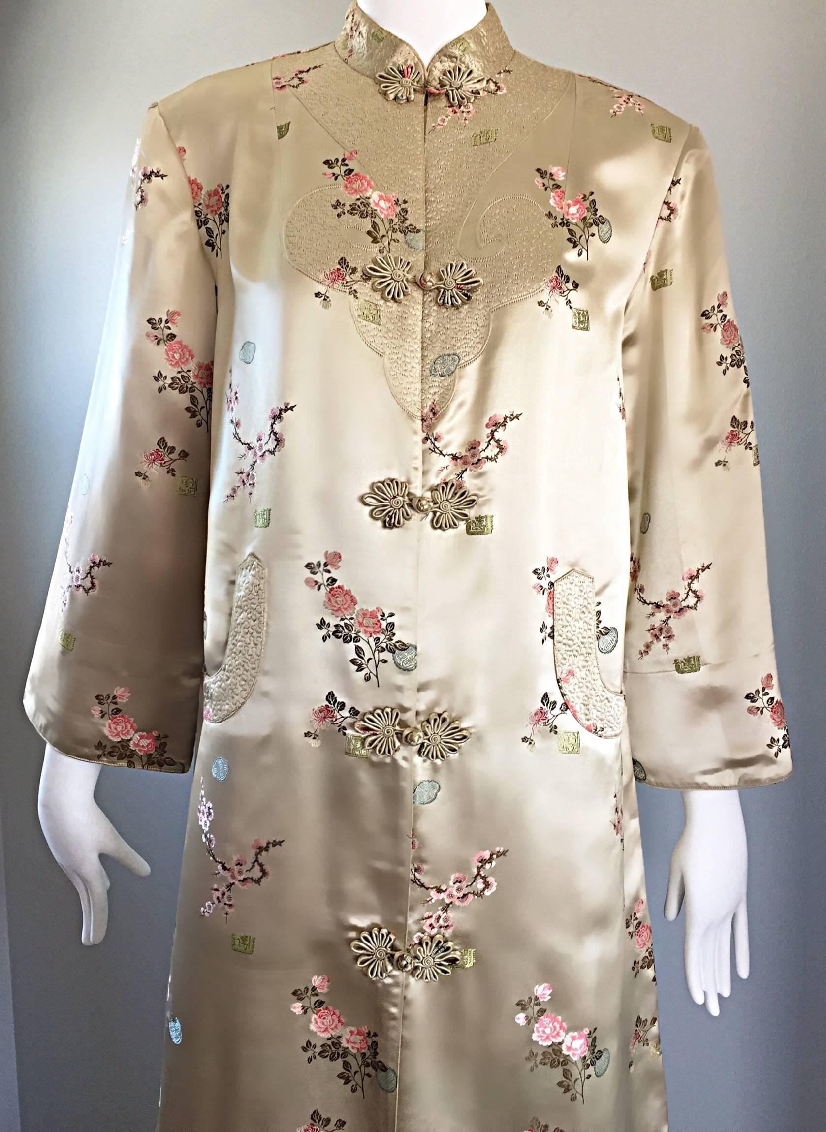 1960s Couture Asian Vintage Light Pale Gold Silk 60s Kimono Jacket w/ Flowers In Excellent Condition For Sale In San Diego, CA