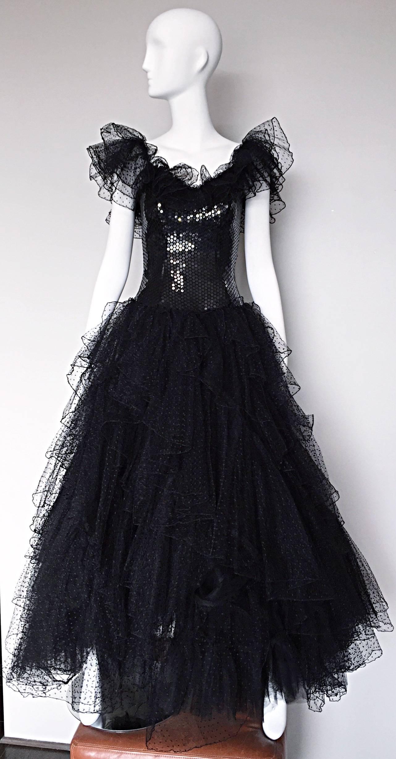 ¡Impresionante vestido de noche vintage de los años 80 DAVID FIELDEN de seda negra y lentejuelas de tul Avant Garde! Presenta capas y capas de tul negro bordado en la falda, con espectaculares mangas a juego. Corpiño negro de lentejuelas deshuesado,