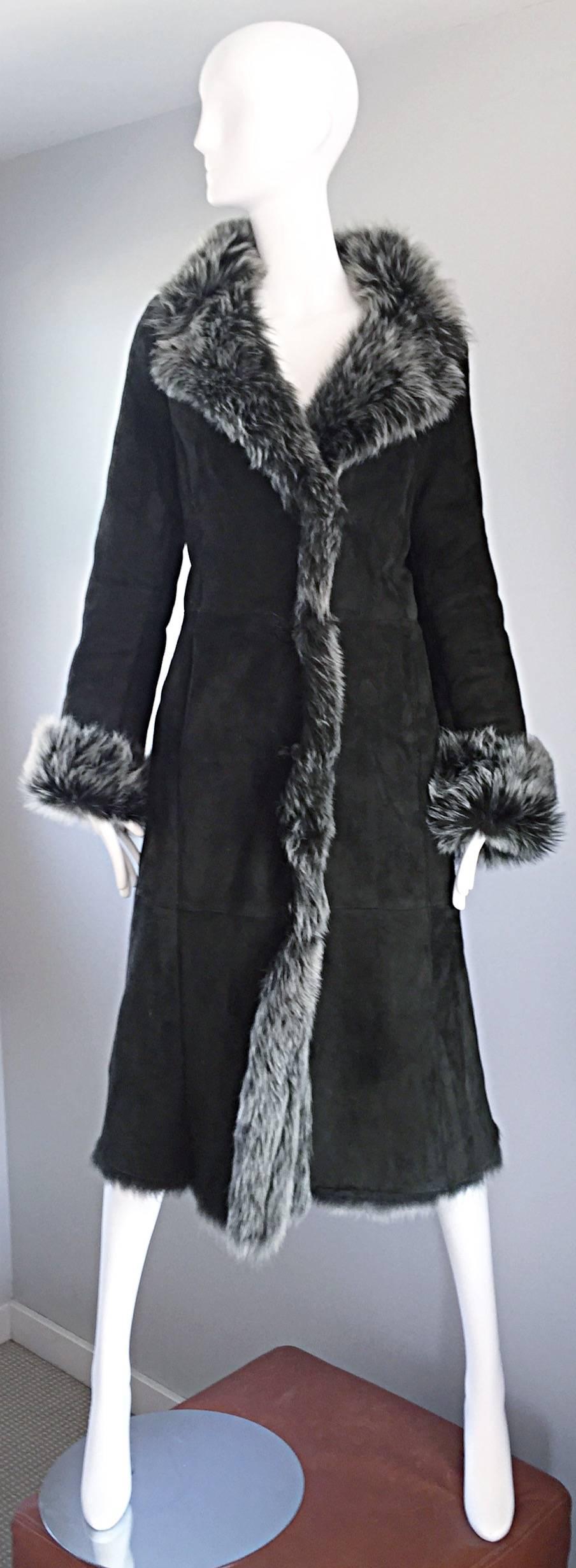 Incroyable manteau vintage italien Via Veneto en fourrure d'agneau vert chasseur foncé ! Cuir incroyablement doux, col surdimensionné, fourrure apparente au centre et aux poignets des manches. Les poignets des manches peuvent être pliés pour être