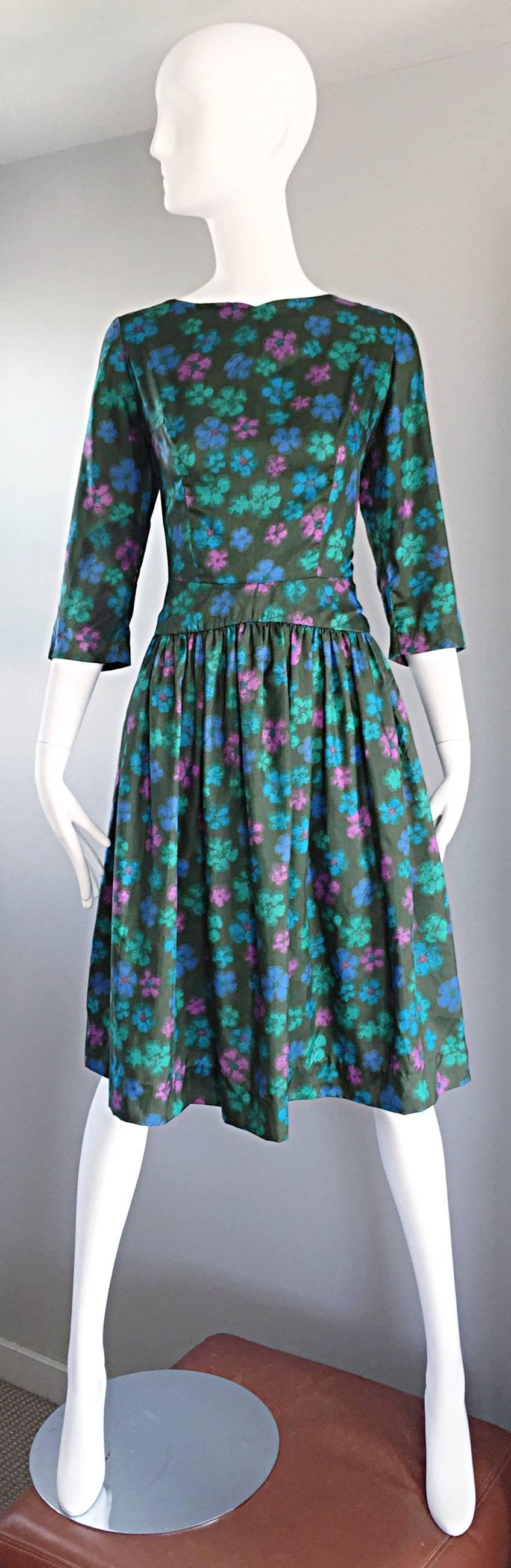 Magnifique robe vintage des années 50 conçue par la seconde épouse du grand joueur de baseball Leo Durocher, Grace Dozier Durocher, pour CAROLE KING ! Luxueuse soie vert foncé, avec des fleurs aquarelles sérigraphiées en rose, bleu et vert sarcelle.