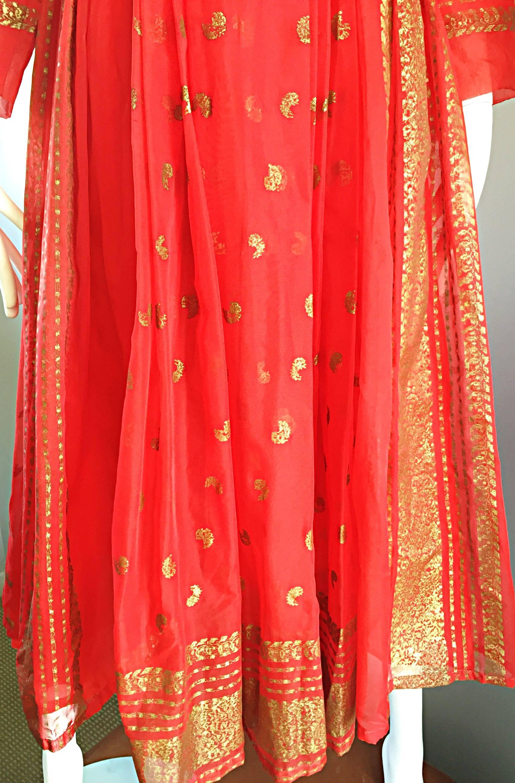Vintage Maxan 1950s Rot und Gold Hand gemalt Seide Kimono Stil 50s Wrap Dress im Zustand „Hervorragend“ in San Diego, CA