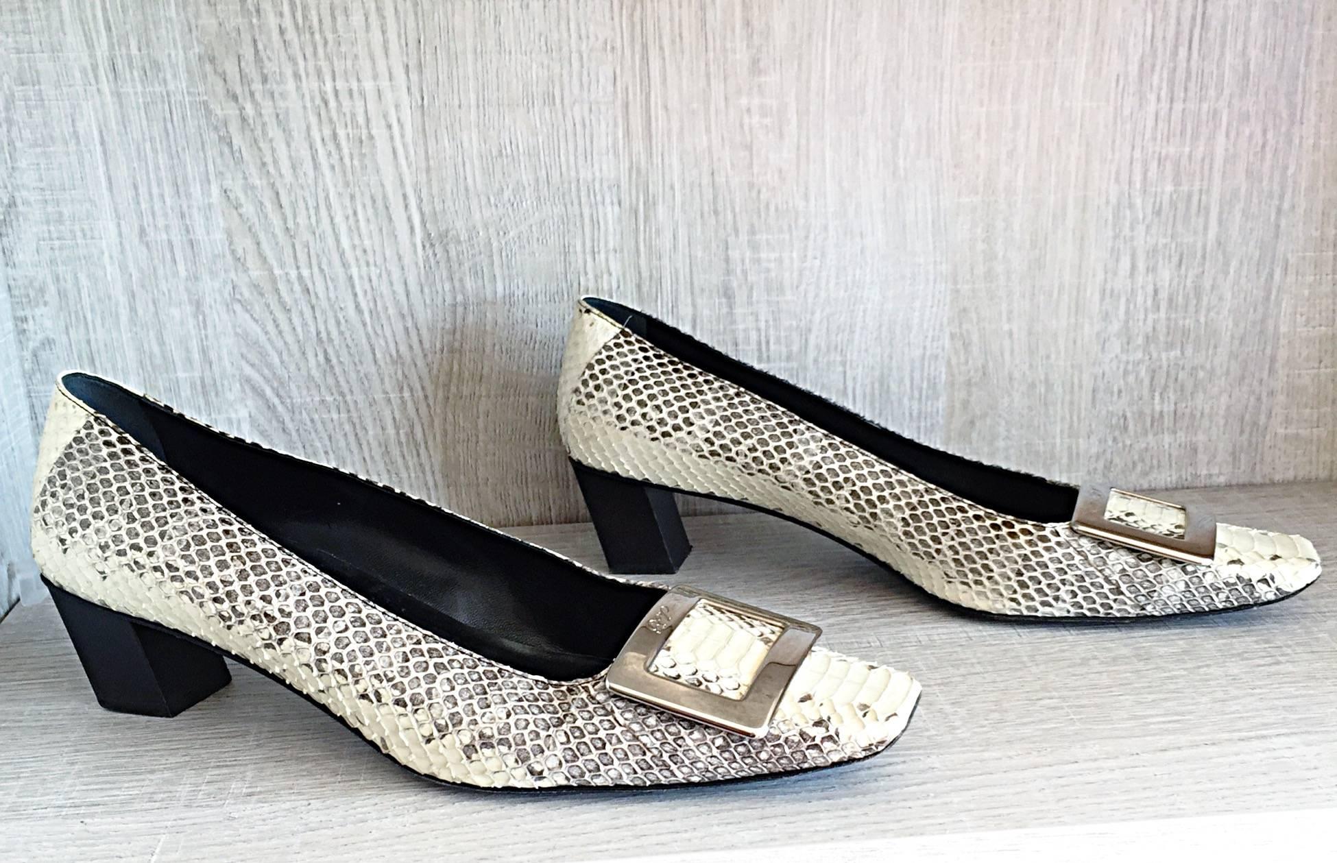 Escarpins à talons bas signature 'Belle' en python de ROGER VIVIER en édition limitée ! Revendu pour plus de 2 500 $. Il présente l'orteil signature Vivier, avec une boucle carrée argentée surdimensionnée. Talon bas sculptural et anguleux.
