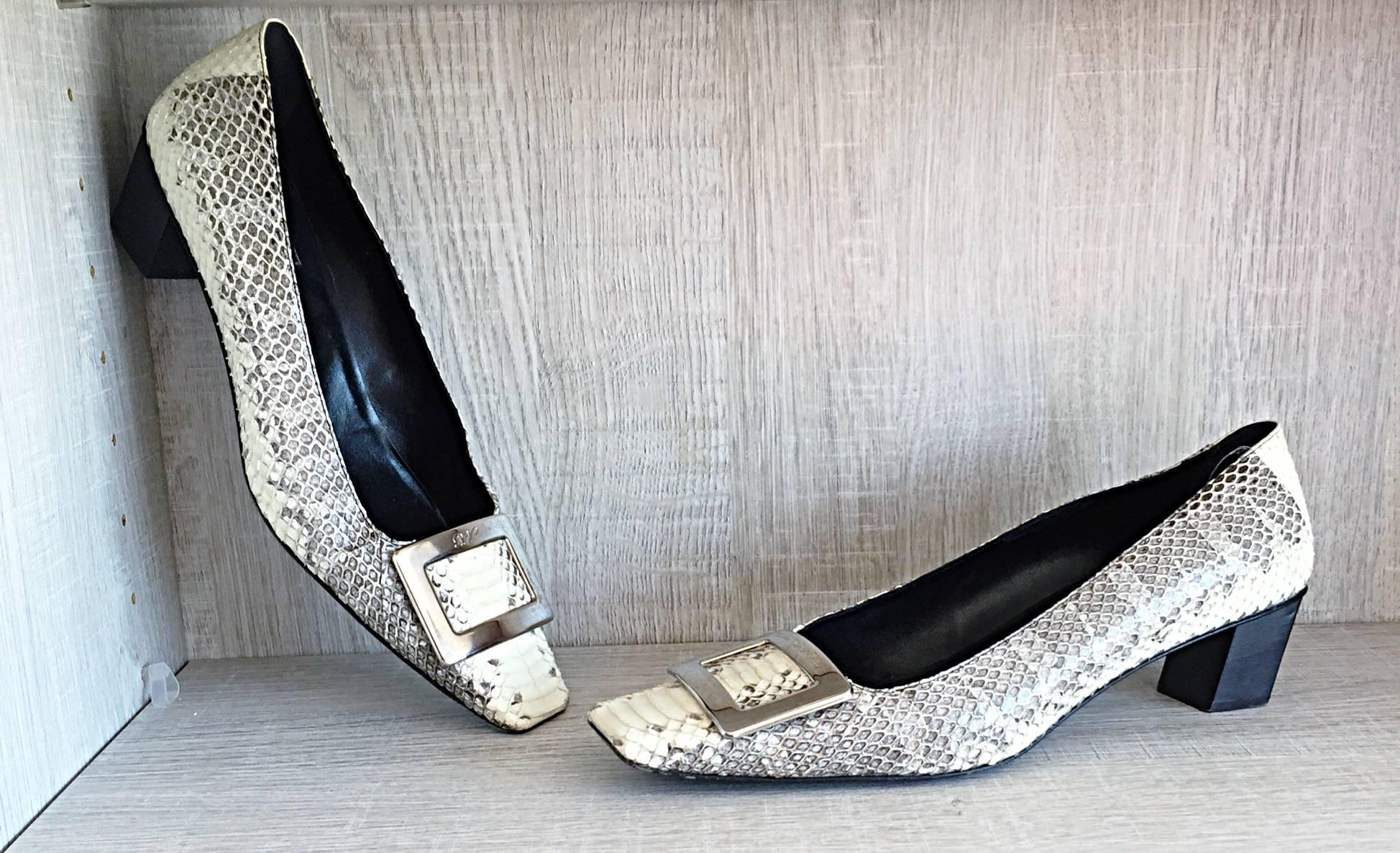 Black Roger Vivier Size 10 / 40 Shoes Limited Edition Python Snakeskin Belle Low Pumps For Sale