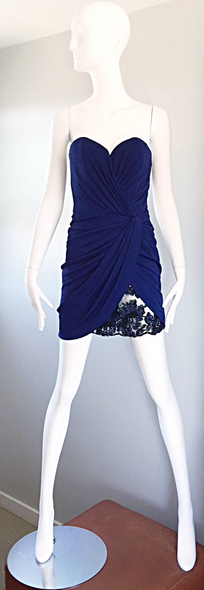 Sexy abito vintage VIKY TIEL COUTURE anni '90/'90 in jersey senza spalline e increspato! Presenta un'elegante arricciatura sul davanti. Pizzo Chantilly francese blu navy e paillettes sull'orlo sinistro. Il busto a cuore ti sta benissimo!