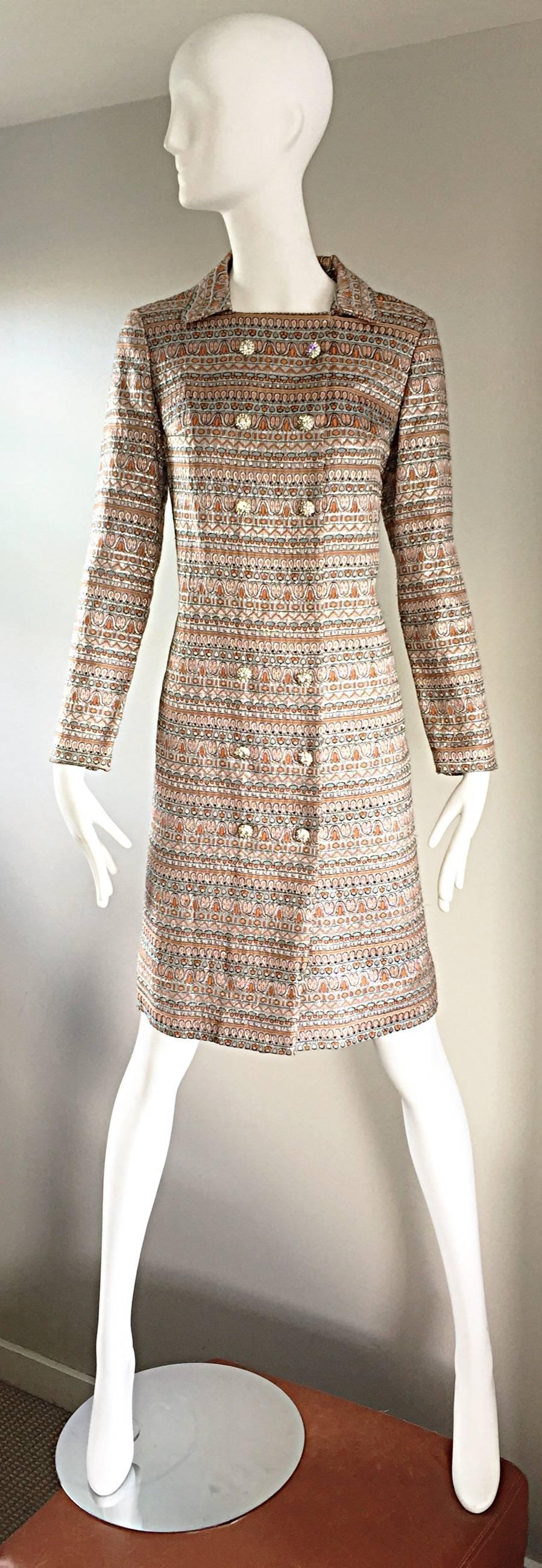 Schöner 1960er Jahre Seide Brokat Erstaunlicher Strass Rücken Mod 60er Couture Jacke Mantel im Zustand „Hervorragend“ im Angebot in San Diego, CA