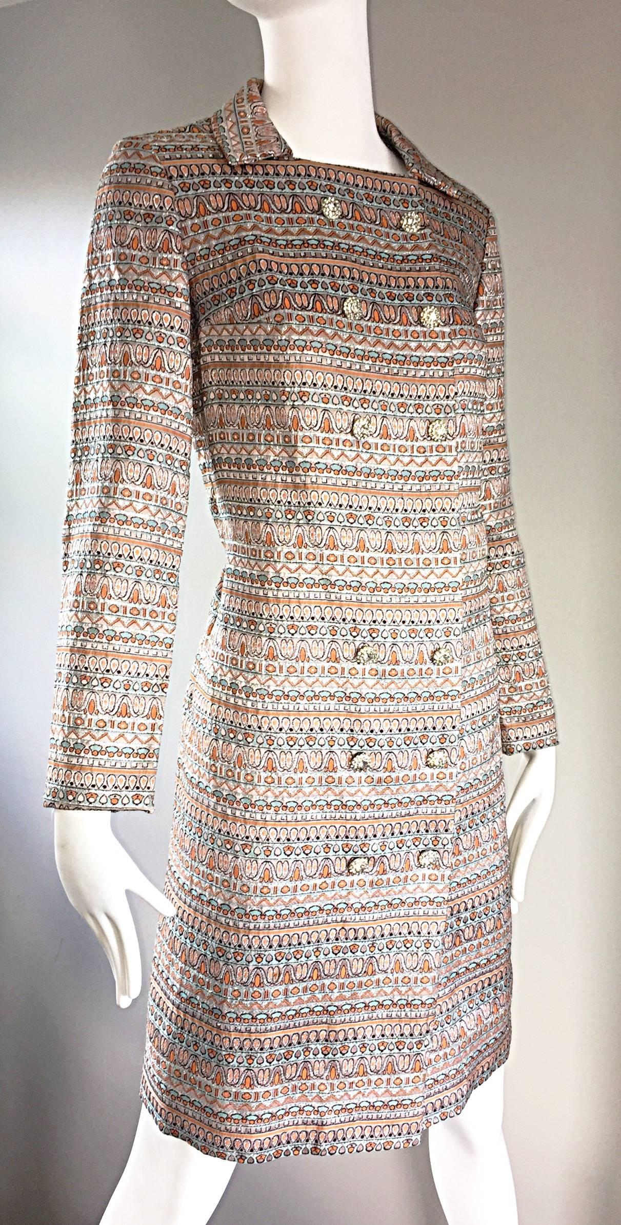 Schöner 1960er Jahre Seide Brokat Erstaunlicher Strass Rücken Mod 60er Couture Jacke Mantel im Angebot 3
