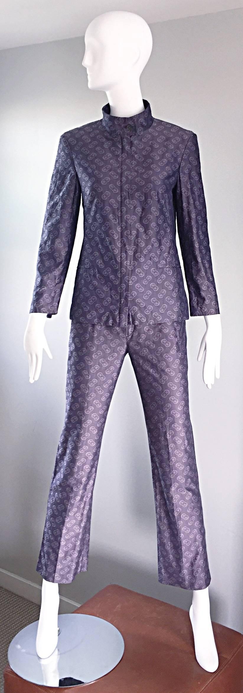Tadellos geschneiderter Vintage-Hosenanzug von NINO CERRUTI 1881, im schicken Pyjama-Stil! Sie sind nicht als Schlafanzug gedacht, sondern eher als klassischer Maßanzug. Dezenter Logodruck im gesamten Bereich. Vintage Cerruti Stücke sind extrem